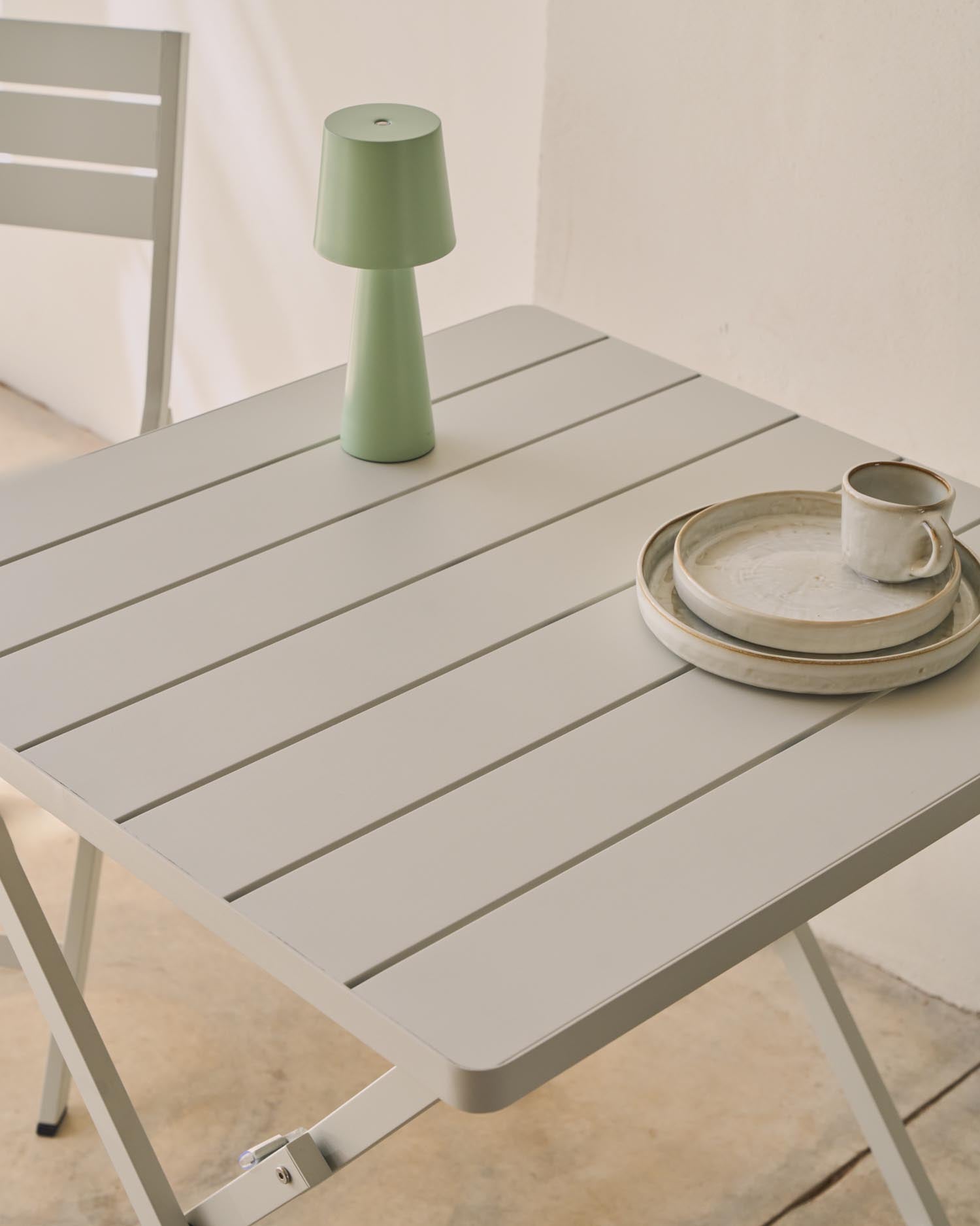 Faltbarer Gartentisch Torreta aus Aluminium, hellgrau, 70x70 cm, perfekt für moderne Außenbereiche, von Kave Home.