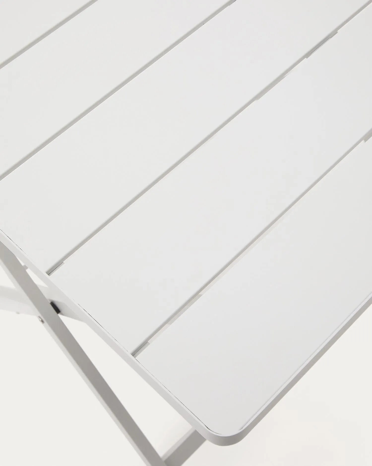 Faltbarer Gartentisch Torreta aus Aluminium, hellgrau, 70x70 cm, perfekt für moderne Außenbereiche, von Kave Home.