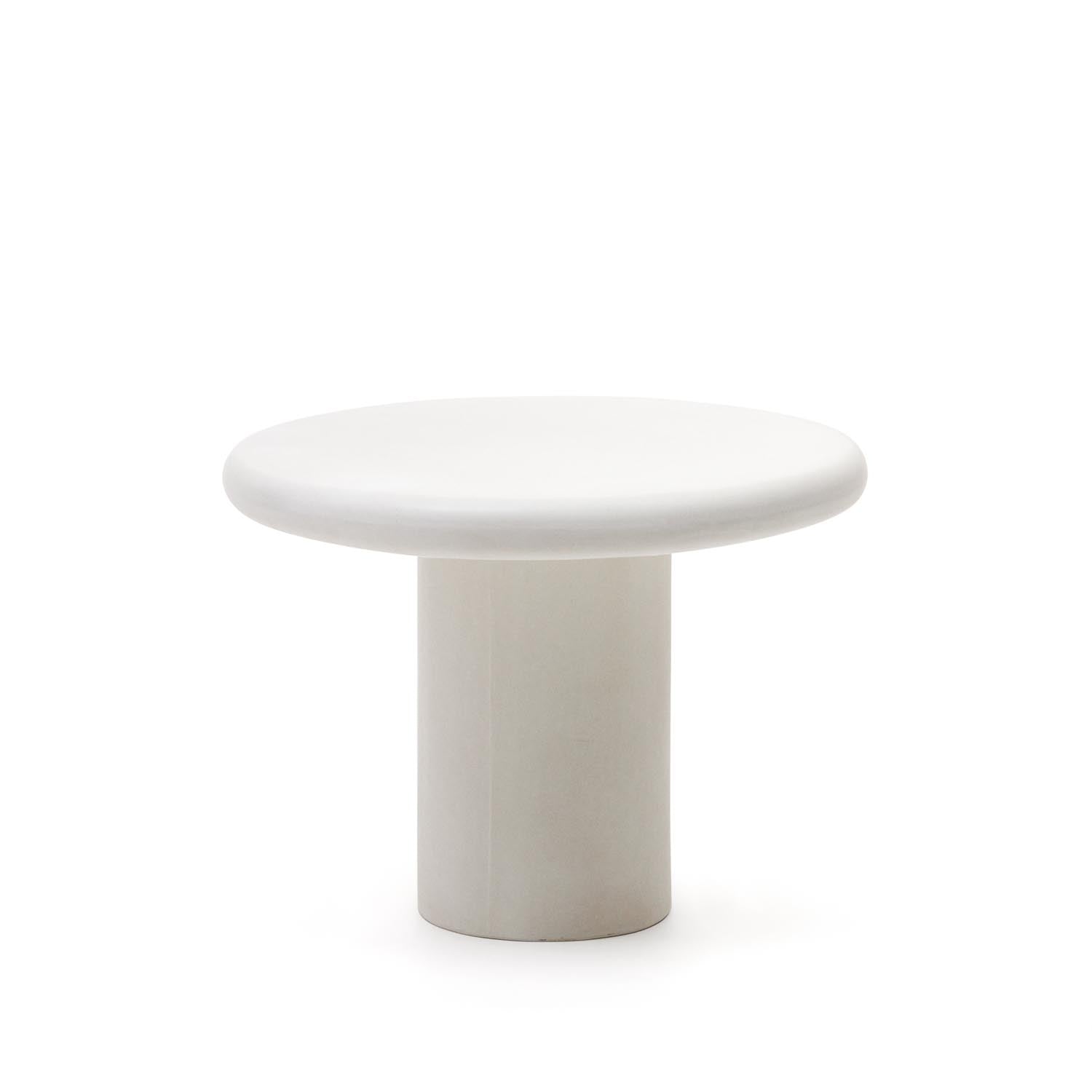 Eleganter Addaia Tisch aus weißem Zement, Ø 90 cm, wetterfest, ideal für Garten und Terrasse, bietet Platz für 4 Personen.