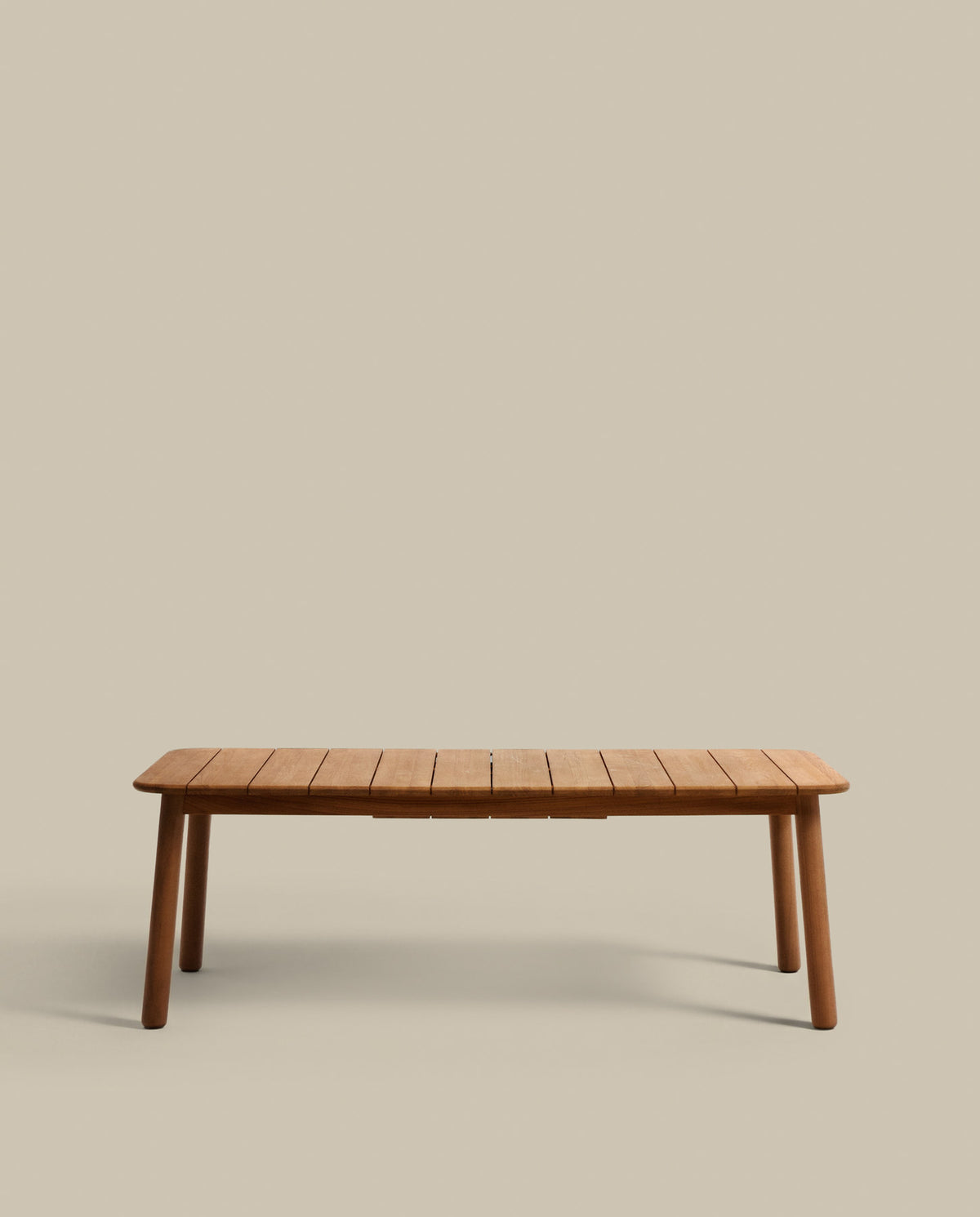 Turqueta Outdoor-Tisch ausziehbar aus massivem Teakholz FSC 100% 220 (294) x 100 cm in Natur präsentiert im Onlineshop von KAQTU Design AG. Gartentisch ist von Kave Home