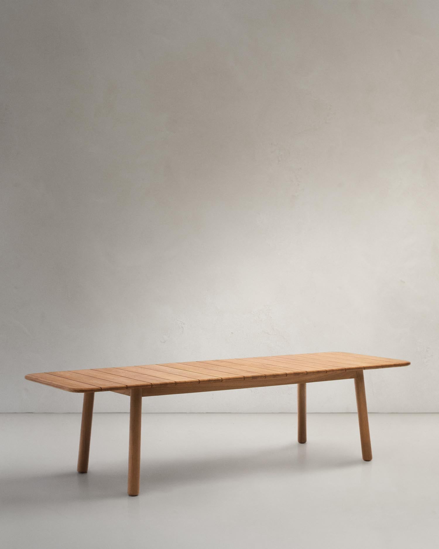 Ausziehbarer Outdoor-Tisch aus massivem FSC-zertifiziertem Teakholz, ideal für stilvolle und nachhaltige Außenbereiche.