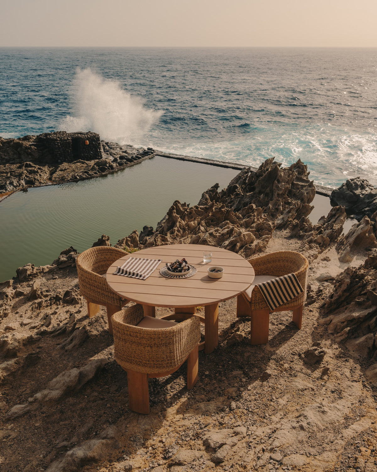 Xoriguer Tisch rund aus massivem Eukalyptusholz FSC 100% Ø 140 cm in Natur präsentiert im Onlineshop von KAQTU Design AG. Gartentisch ist von Kave Home