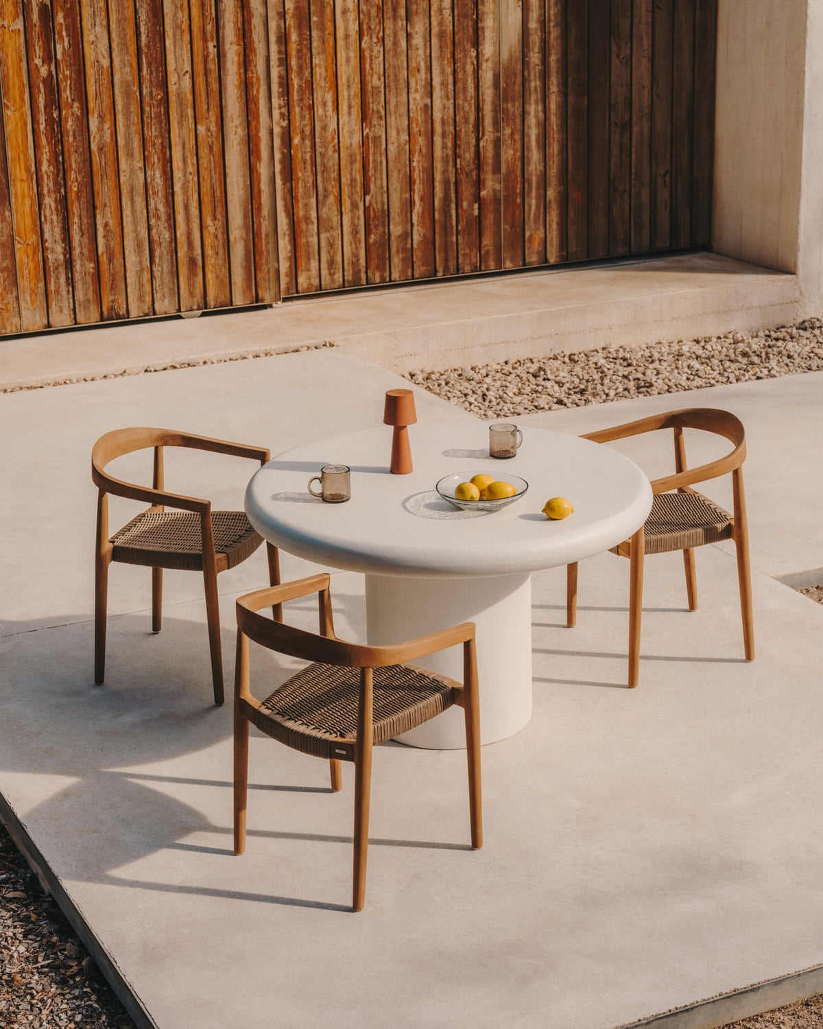 Addaia Tisch rund aus weissem Zement Ø 140 cm in Weiss präsentiert im Onlineshop von KAQTU Design AG. Gartentisch ist von Kave Home