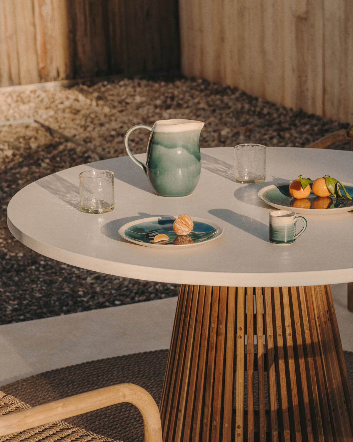Alcaufar Outdoor Tisch rund aus massivem Teakholz und grauem Zement Ø 120 cm in Natur, Grau präsentiert im Onlineshop von KAQTU Design AG. Gartentisch ist von Kave Home