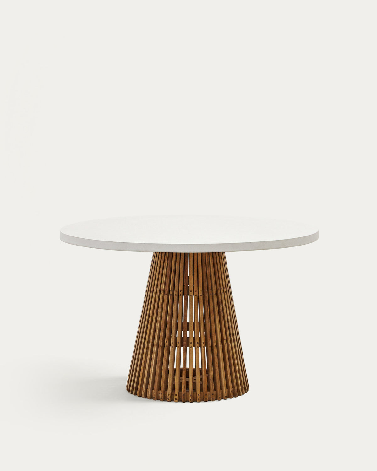 Alcaufar Outdoor Tisch rund aus massivem Teakholz und weissem Zement Ø 120 cm in Natur, Weiss präsentiert im Onlineshop von KAQTU Design AG. Gartentisch ist von Kave Home