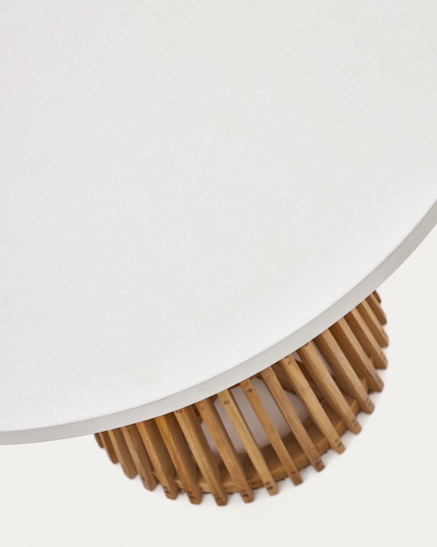 Table d’extérieur Alcaufar ronde en teck massif et ciment wEIS Ø 90 cm