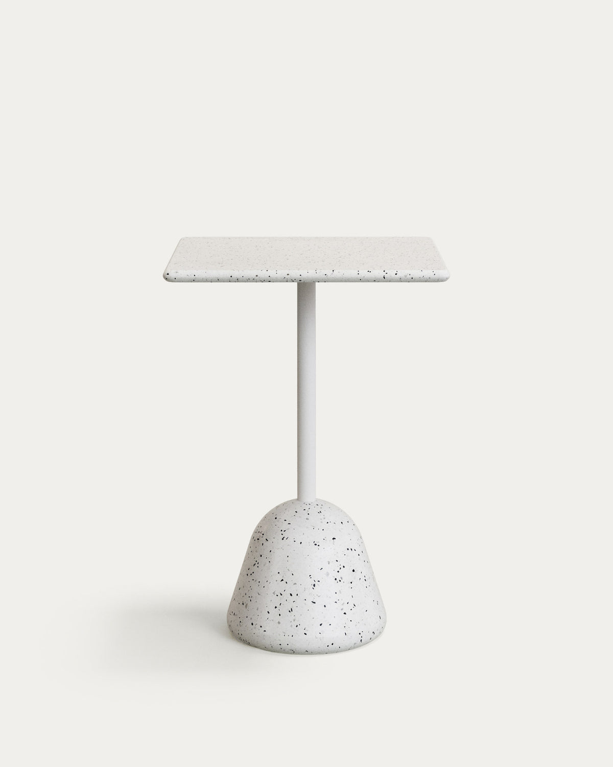 Hoher Saura Bartisch aus weissem Terrazzo mit weisser Terrazzo-Platte 95 x 70 x 70 cm in Weiss präsentiert im Onlineshop von KAQTU Design AG. Hochtisch Outdoor ist von Kave Home