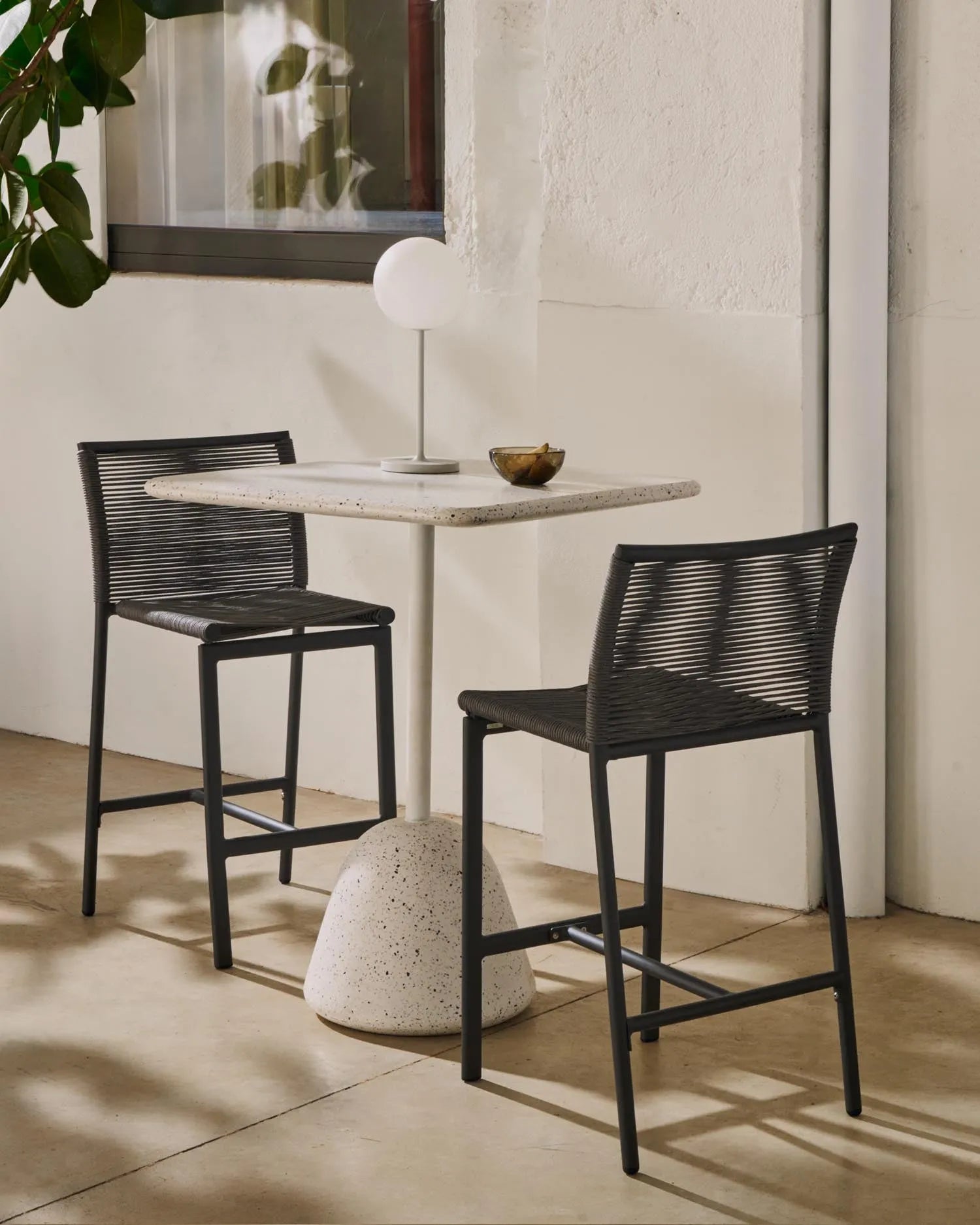 Moderner Bartisch aus weißem Terrazzo, 95x70x70 cm, ideal für stilvolle Räume, von Kave Home.