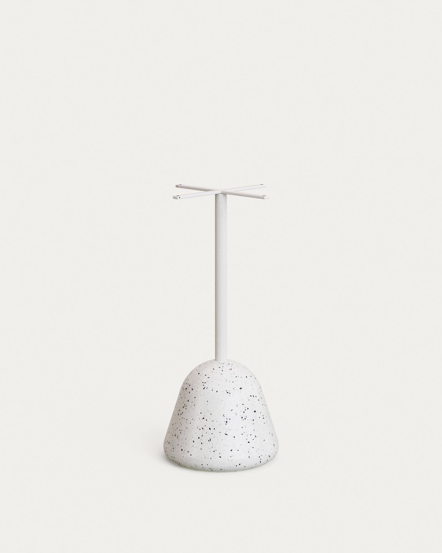 Eleganter Bartisch aus weißem Terrazzo, 95x70x70 cm, perfekt für moderne Einrichtungen, von Kave Home.