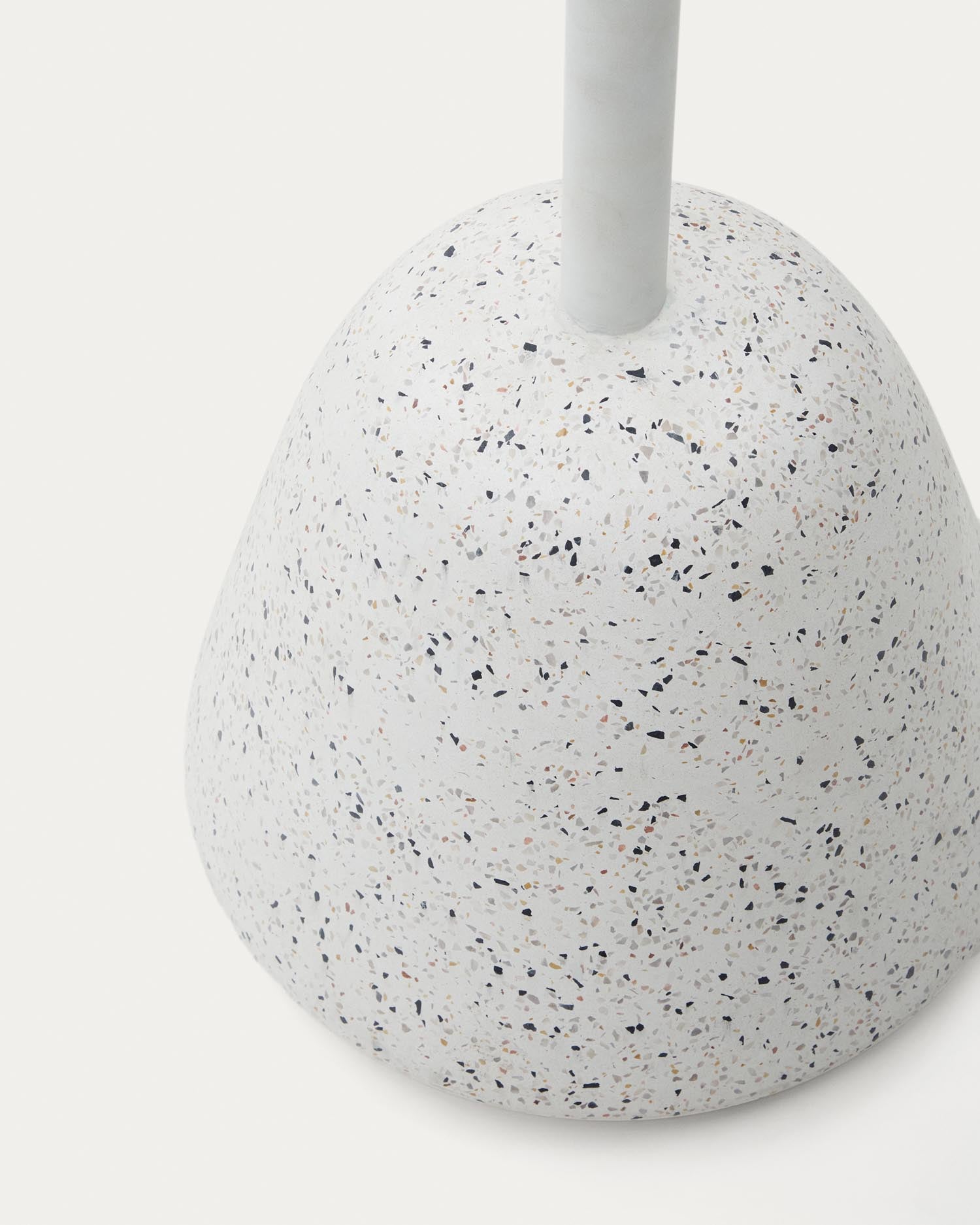 Moderner Bartisch aus weißem Terrazzo, 95x70x70 cm, ideal für stilvolle Räume, von Kave Home.