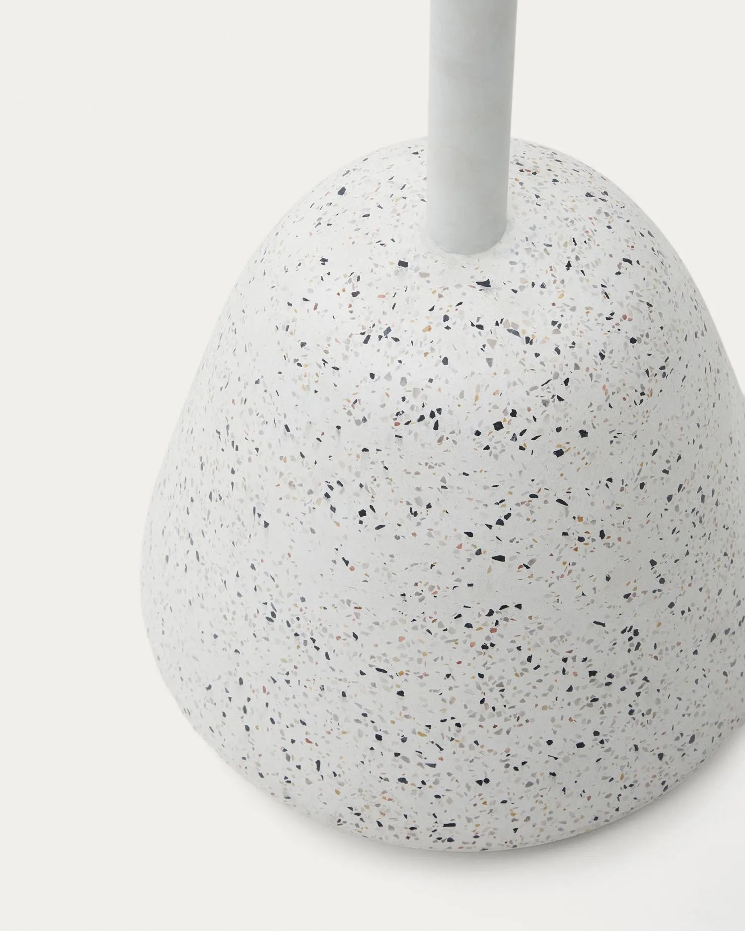 Eleganter Bartisch aus weißem Terrazzo, 95x70x70 cm, perfekt für moderne Einrichtungen, von Kave Home.