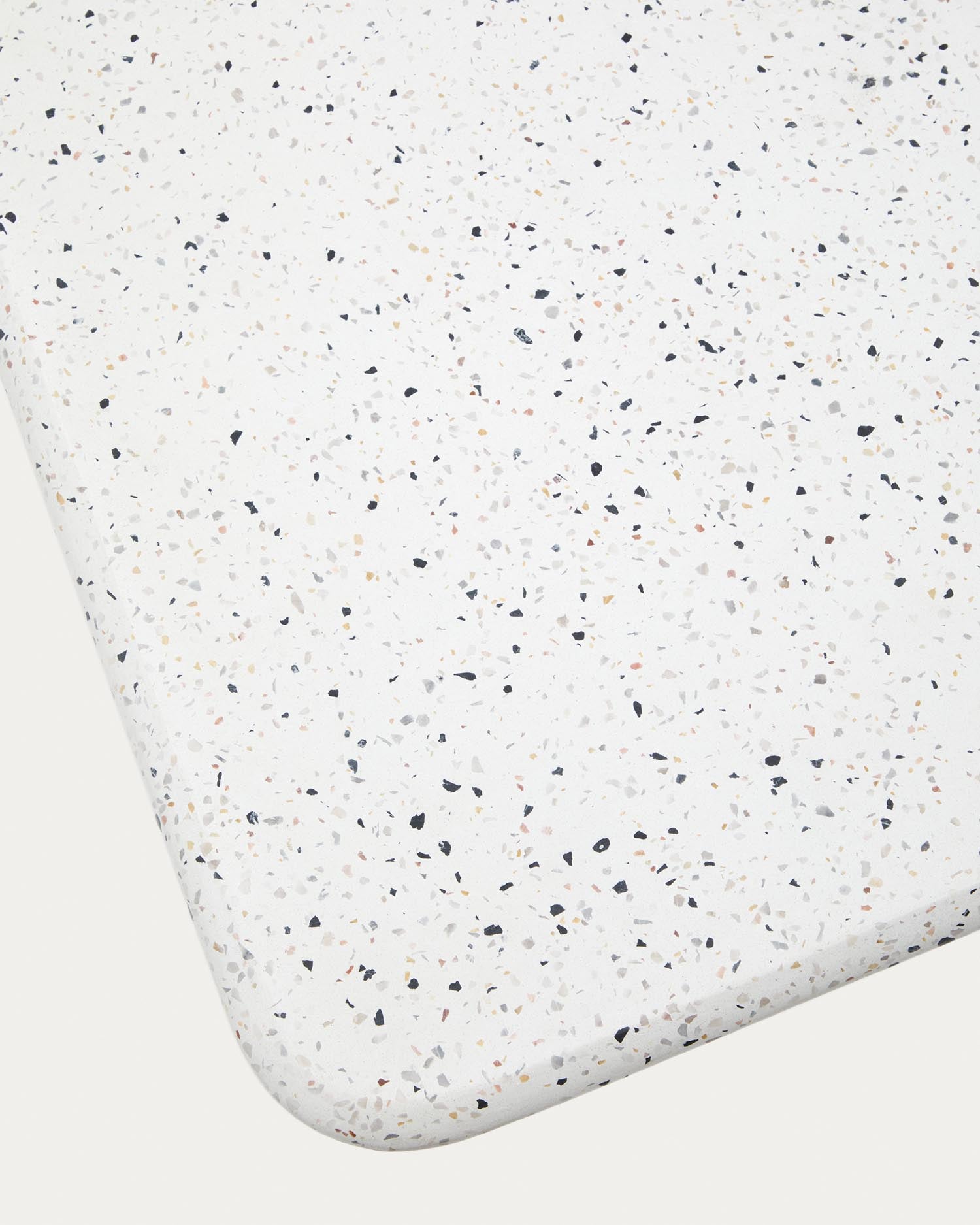 Moderner Bartisch aus weißem Terrazzo, 95x70x70 cm, ideal für stilvolle Räume, von Kave Home.