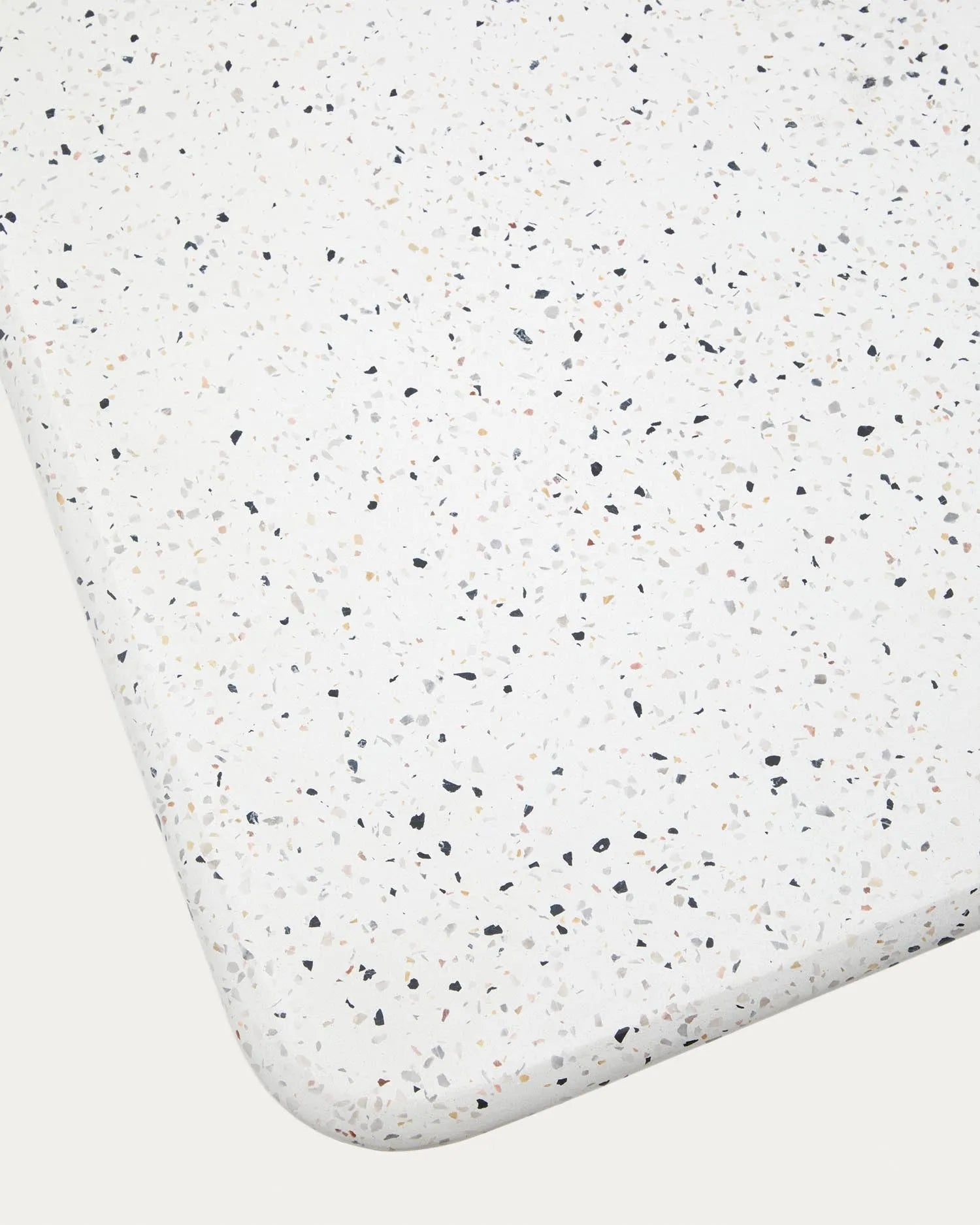 Eleganter Bartisch aus weißem Terrazzo, 95x70x70 cm, perfekt für moderne Einrichtungen, von Kave Home.