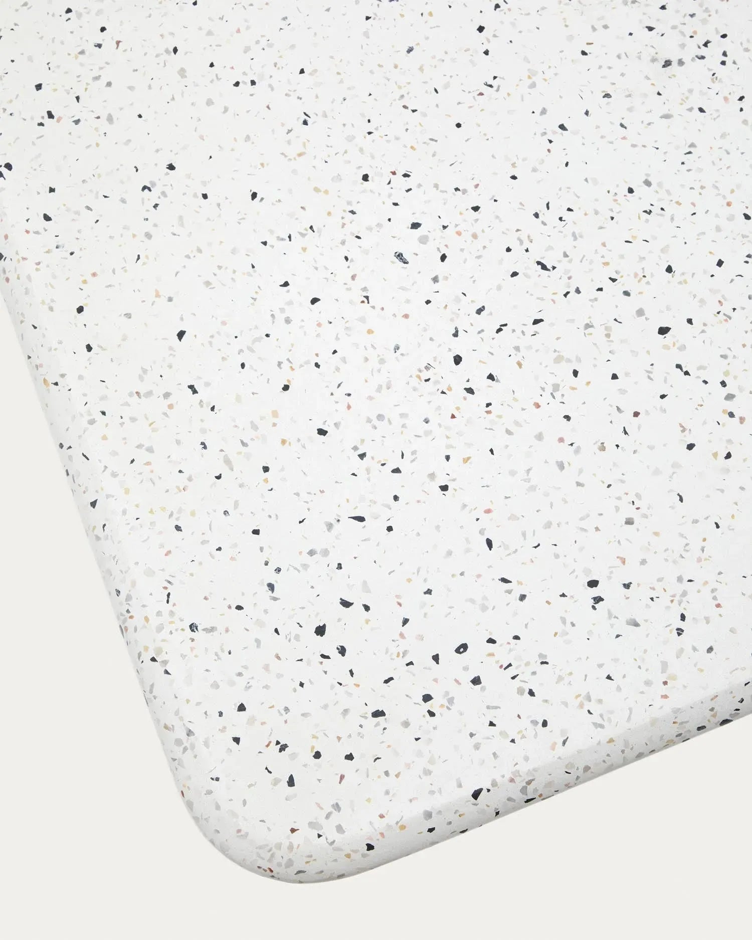 Moderner Bartisch aus weißem Terrazzo, 95x70x70 cm, ideal für stilvolle Räume, von Kave Home.