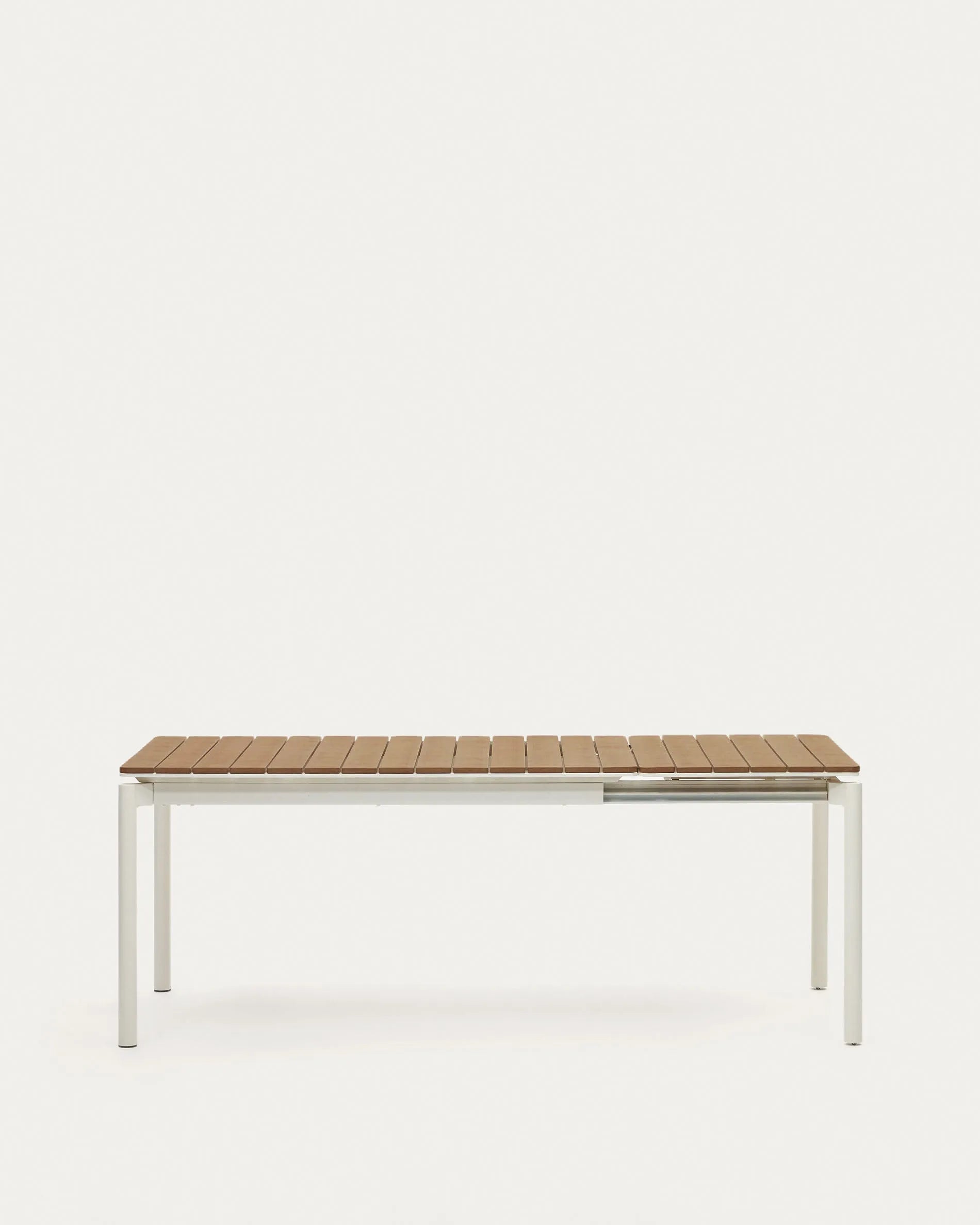 Moderner Gartentisch aus Poly-Holz und Aluminium, ausziehbar von 140 auf 200 cm, ideal für stilvolle Outdoor-Events.