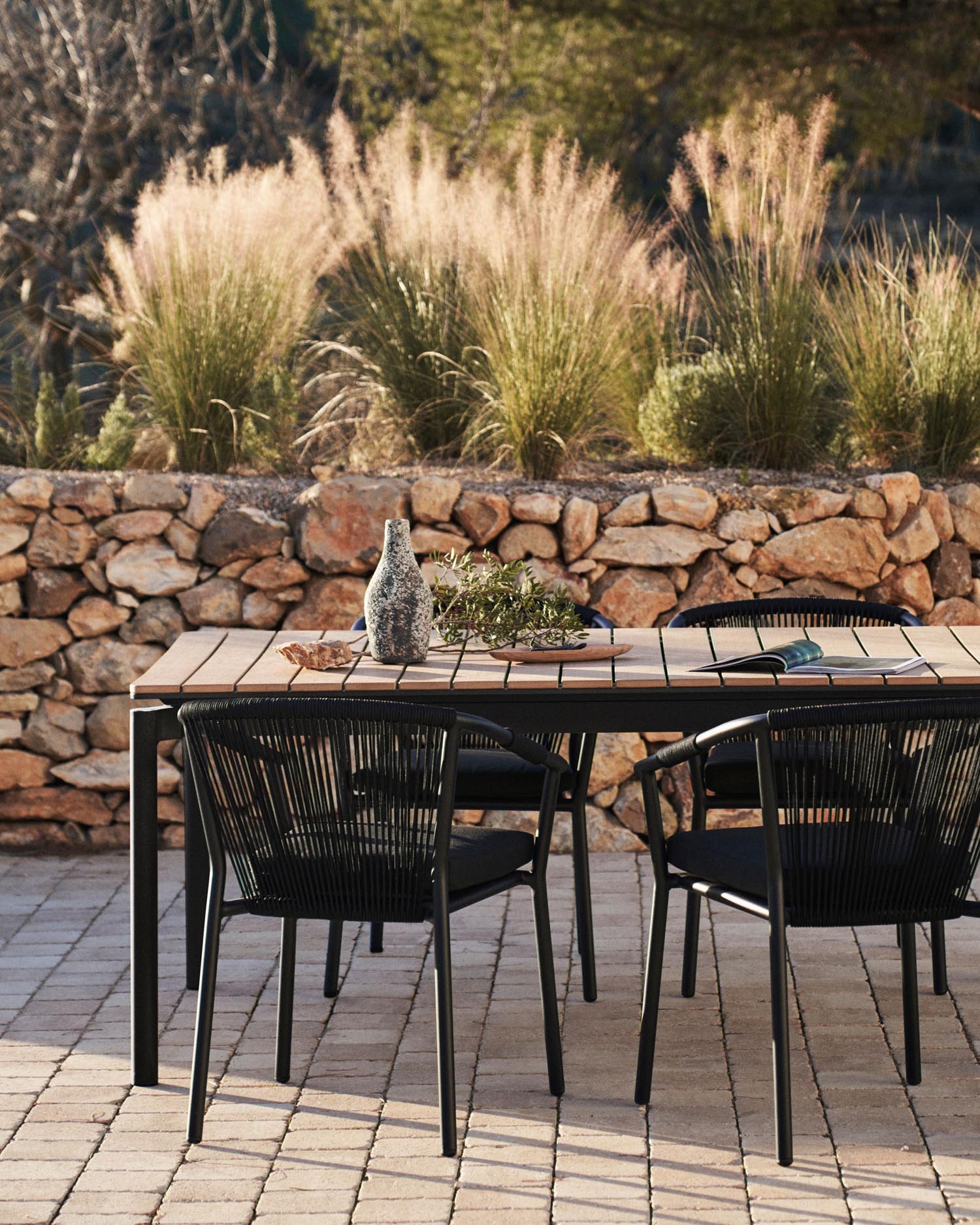 Canyelles garden extendable table made of poly-wood and matte black aluminum 140 (200) x 90 cm