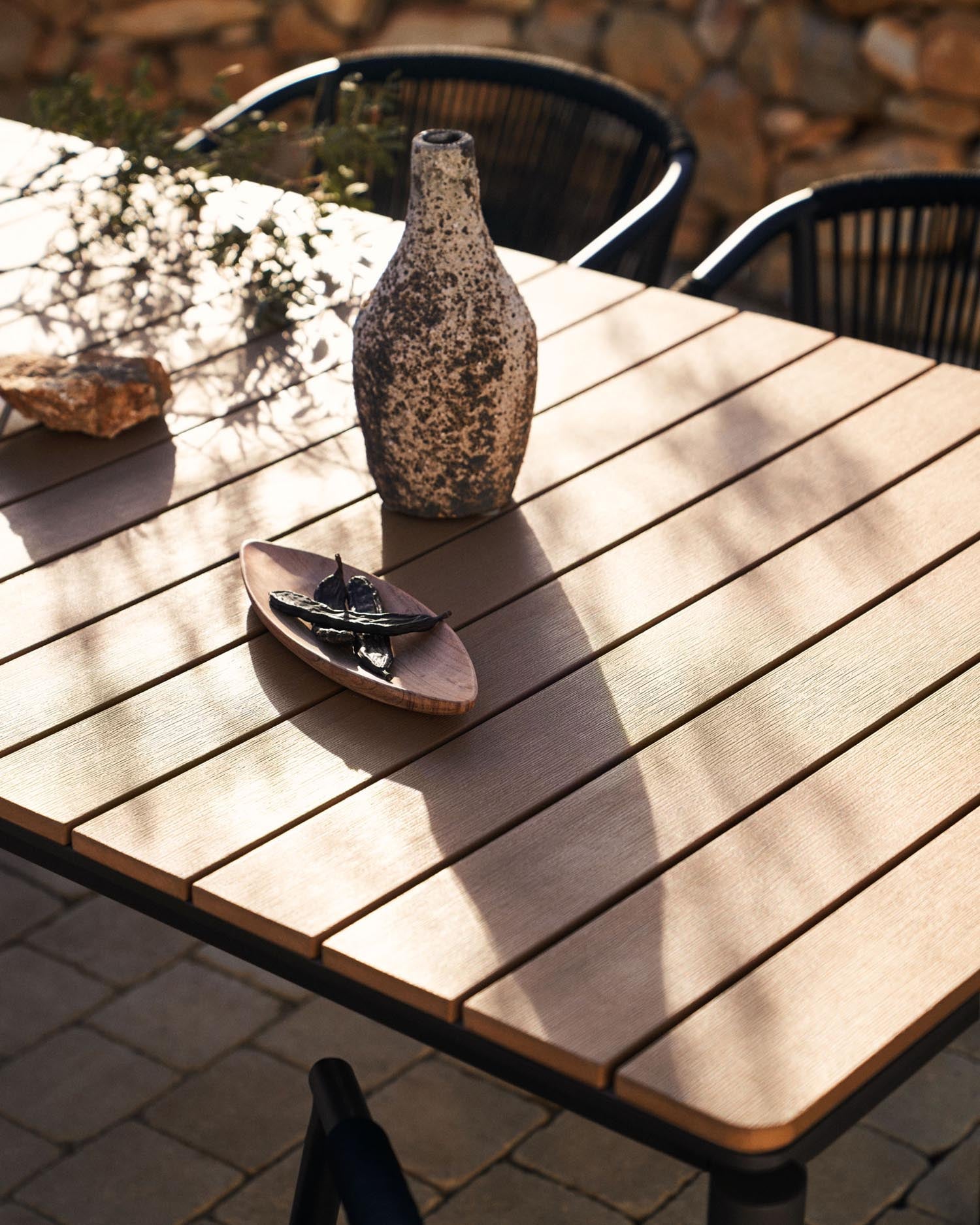 Eleganter Gartentisch aus Poly-Holz und Aluminium, ausziehbar von 140 auf 200 cm, perfekt für moderne Außenbereiche.