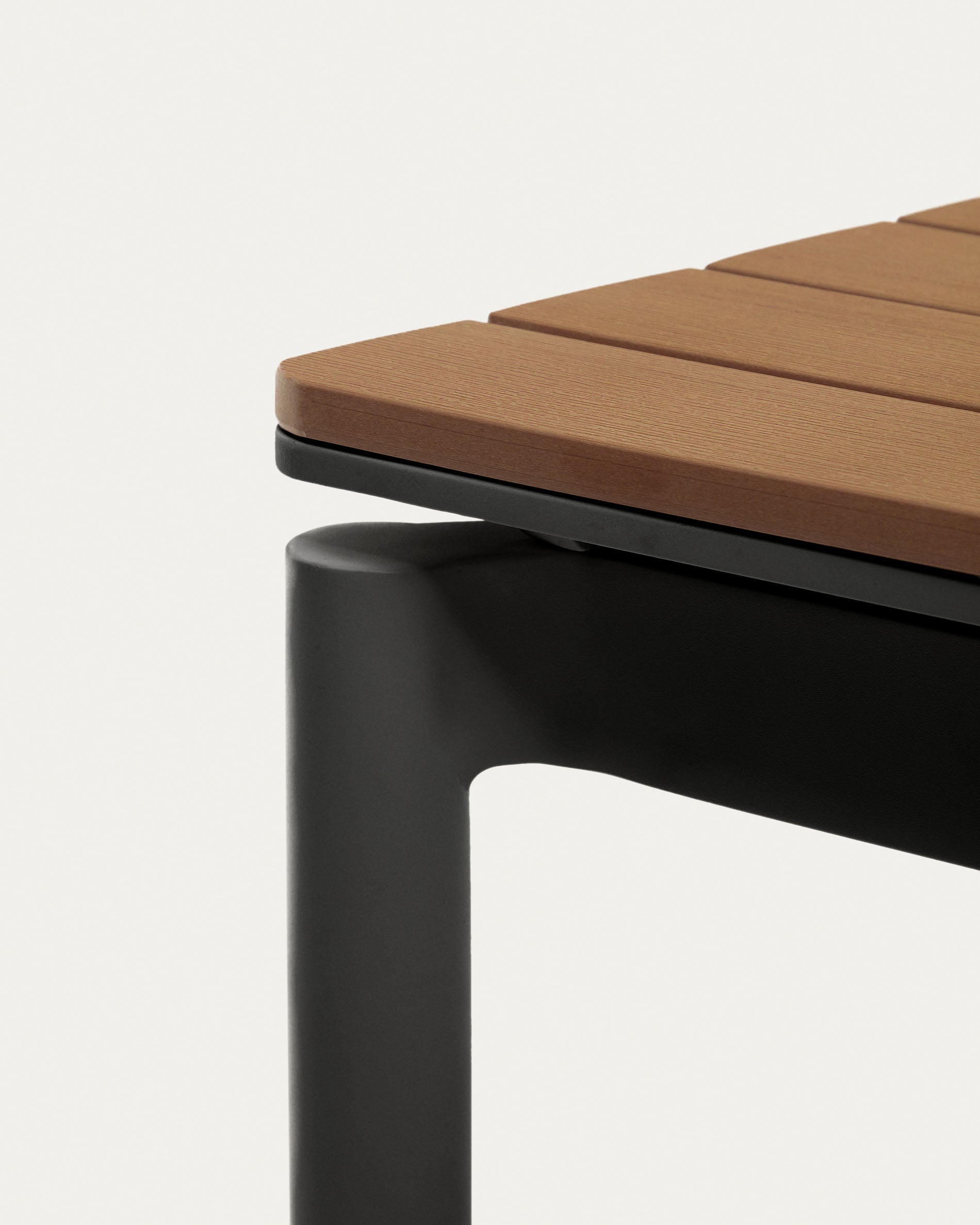 Eleganter Gartentisch aus Poly-Holz und Aluminium, ausziehbar von 140 auf 200 cm, perfekt für moderne Außenbereiche.