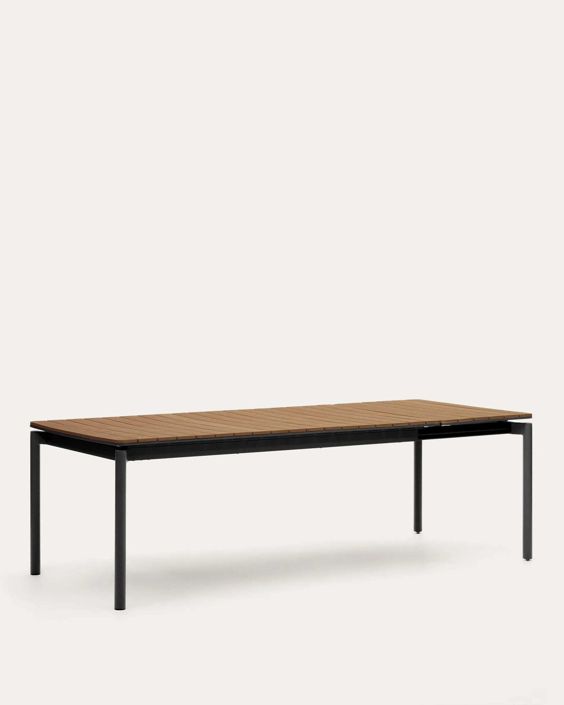Eleganter Ausziehtisch aus Poly-Holz und Aluminium, ideal für stilvolle Outdoor-Momente.