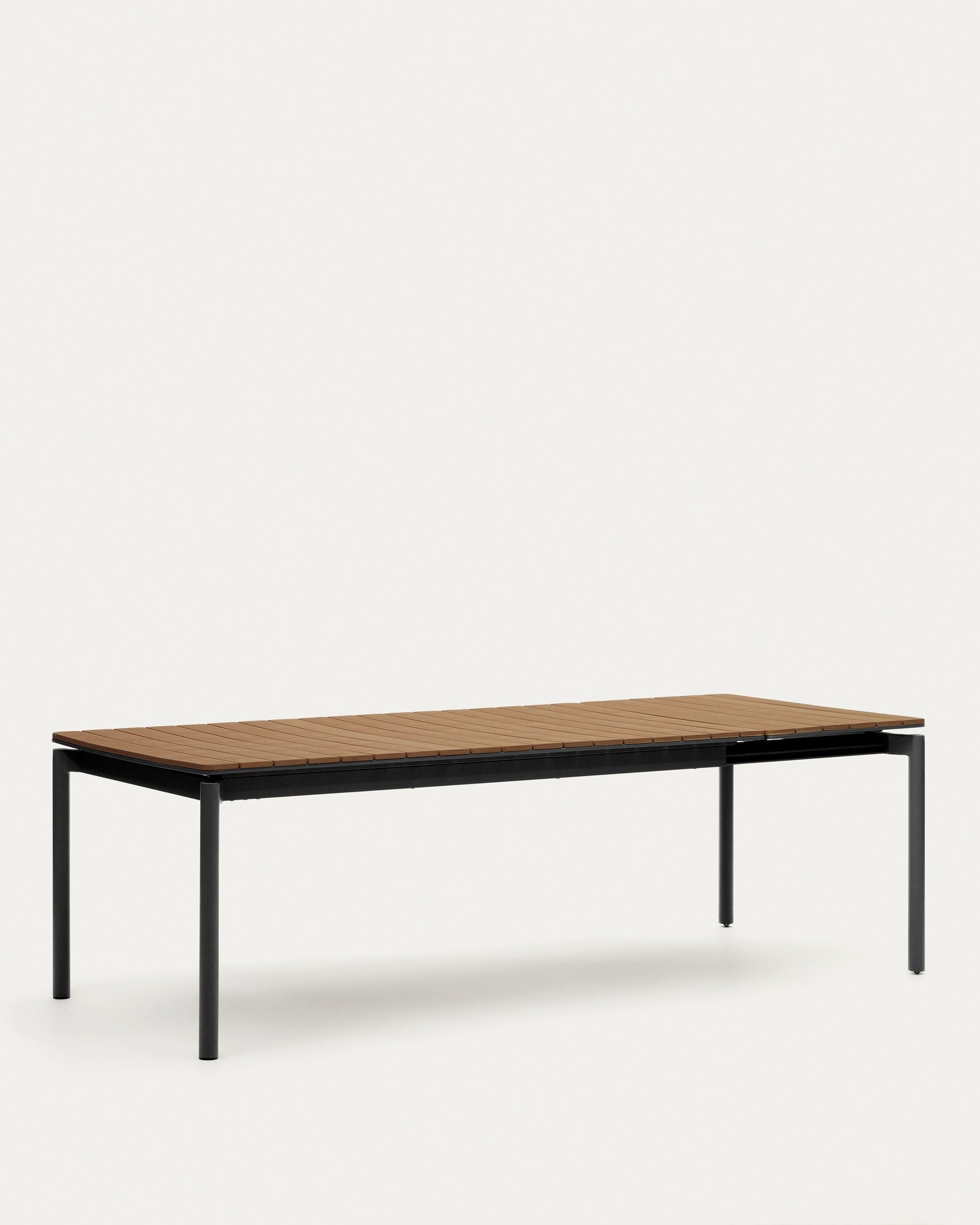 Moderner Gartentisch aus Poly-Holz und Aluminium, ausziehbar von 180 auf 240 cm, ideal für stilvolle Außenbereiche.
