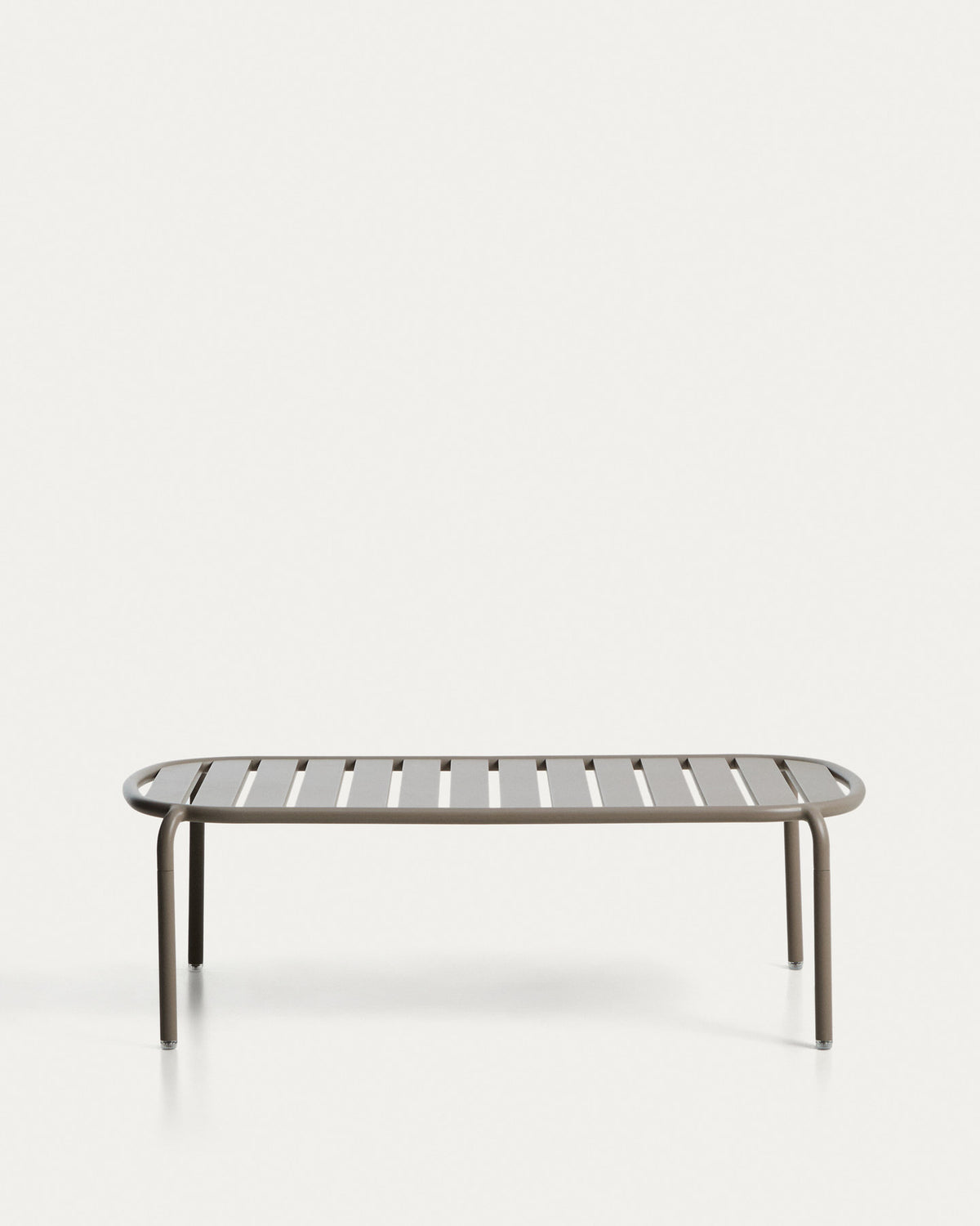 Outdoor-Couchtisch Joncols aus Aluminium mit taupefarbener Lackierung, Ø 113 x 65 cm in Taupe präsentiert im Onlineshop von KAQTU Design AG. Loungetisch ist von Kave Home