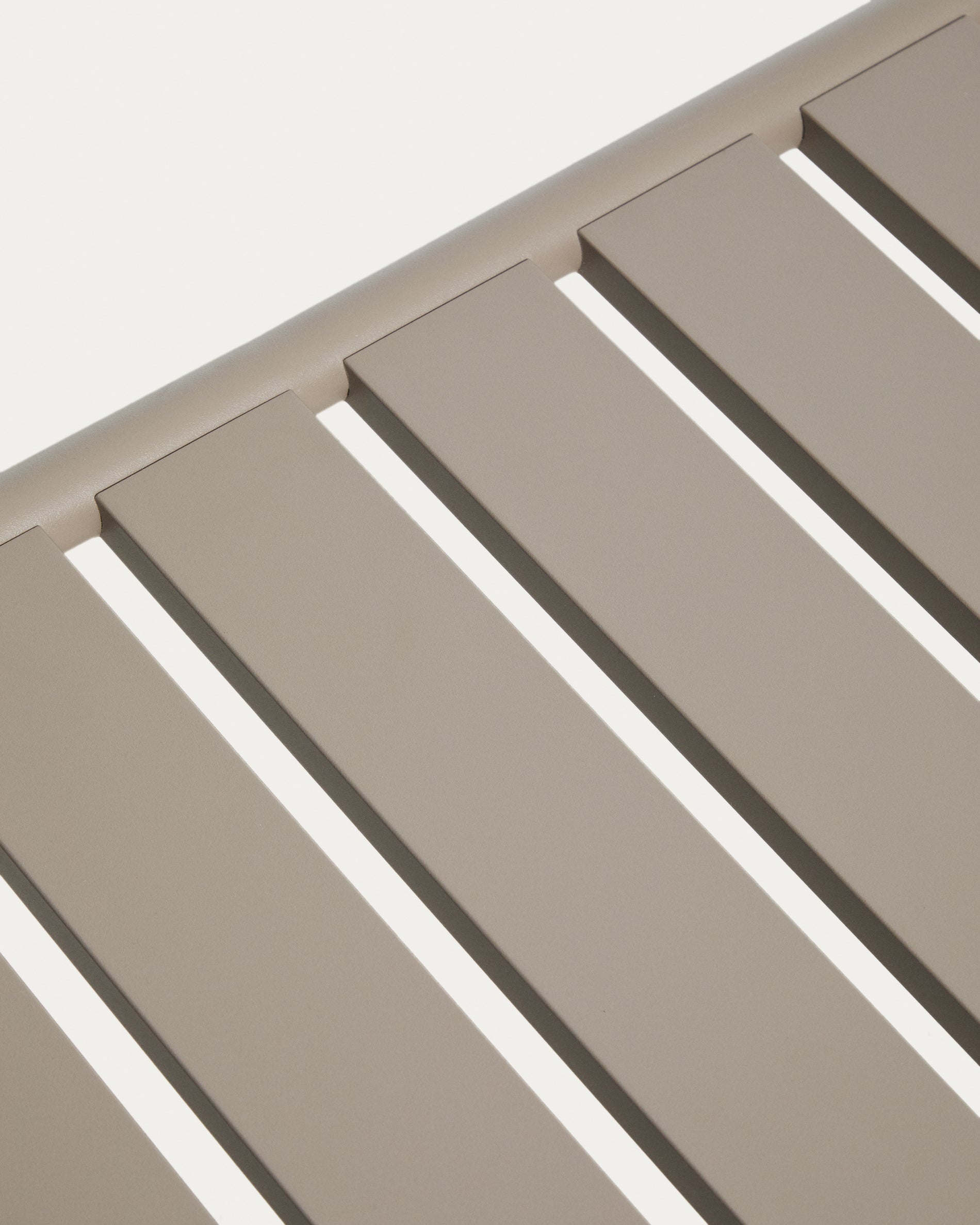 Outdoor-Couchtisch Joncols aus Aluminium mit taupefarbener Lackierung, Ø 113 x 65 cm in Taupe präsentiert im Onlineshop von KAQTU Design AG. Loungetisch ist von Kave Home