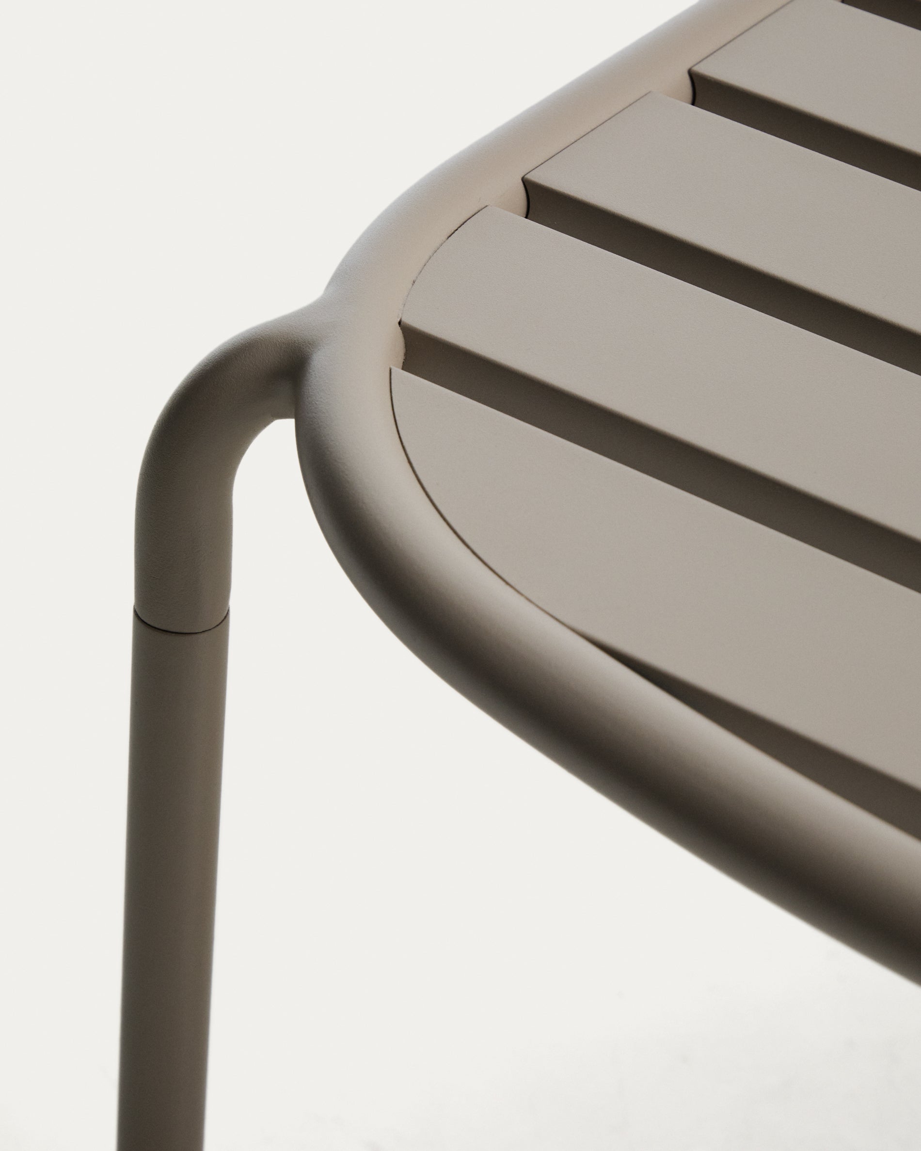 Outdoor-Couchtisch Joncols aus Aluminium mit taupefarbener Lackierung, Ø 113 x 65 cm in Taupe präsentiert im Onlineshop von KAQTU Design AG. Loungetisch ist von Kave Home