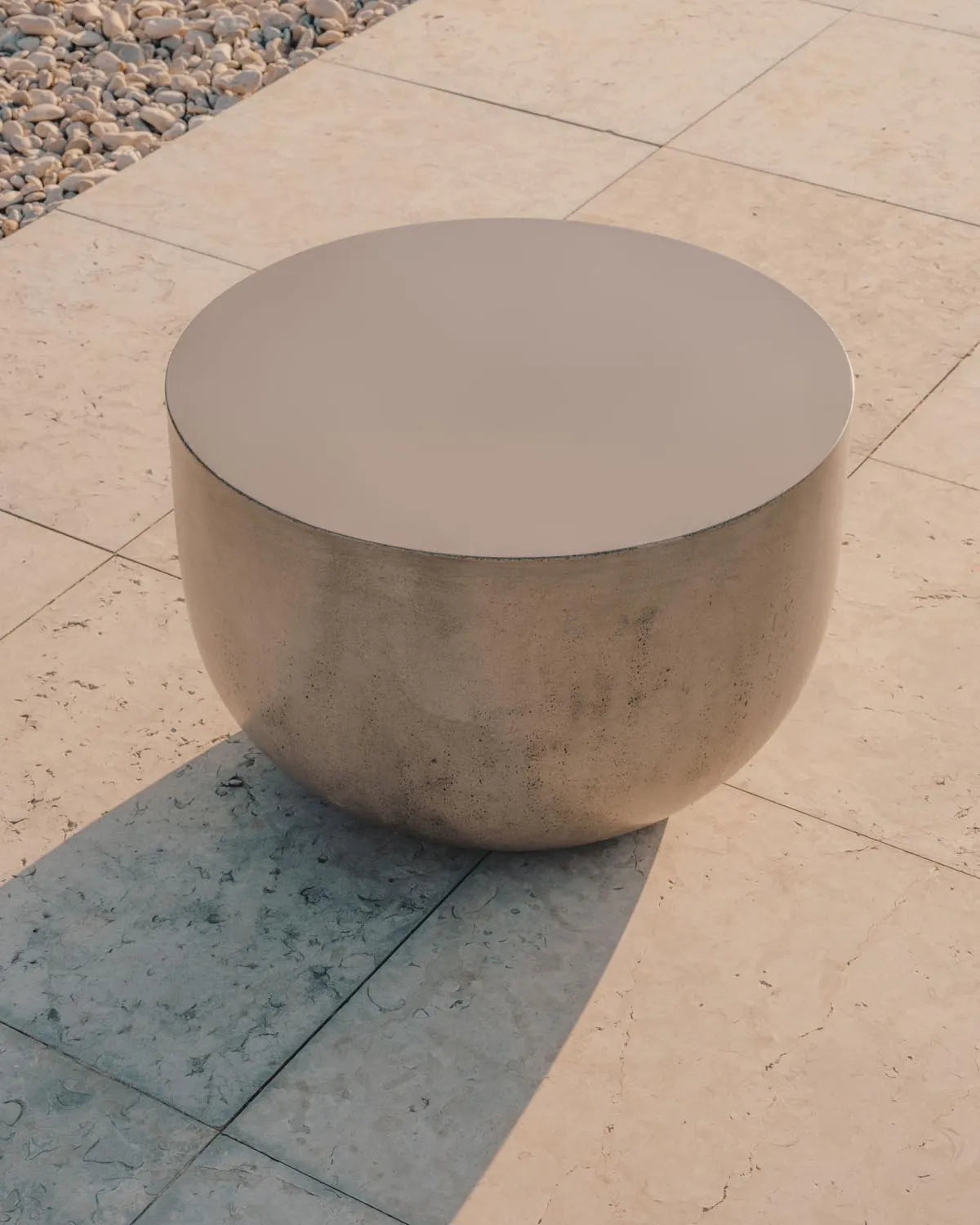 Eleganter Zement-Couchtisch Ø 60 cm von Kave Home: robust, wetterfest, ideal für drinnen & draußen.