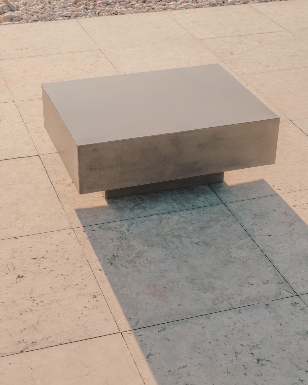 Rustella Zement-Couchtisch 80x60 cm von Kave Home, modern und stilvoll.