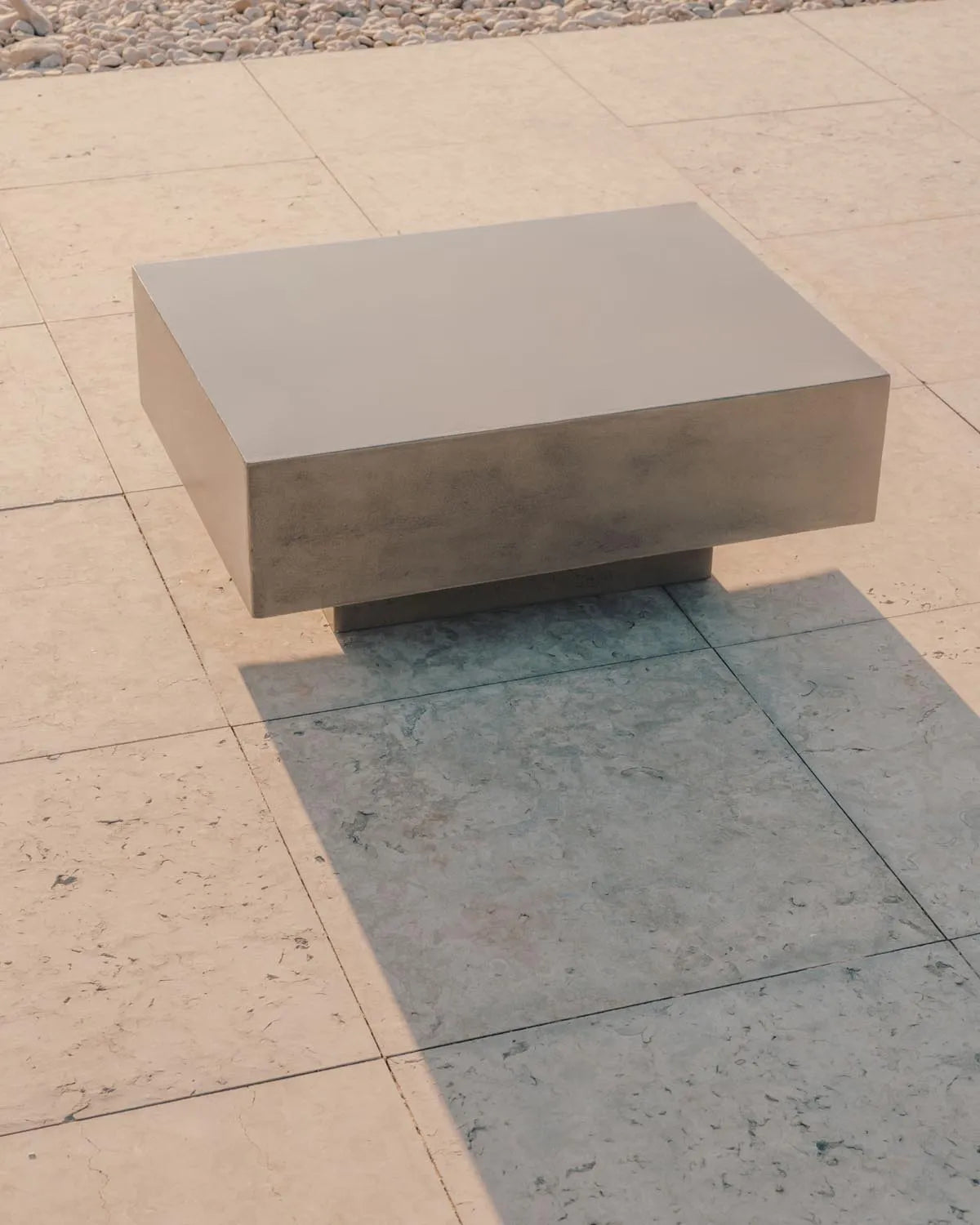 Rustella Zement-Couchtisch 80x60 cm von Kave Home, modern und stilvoll.