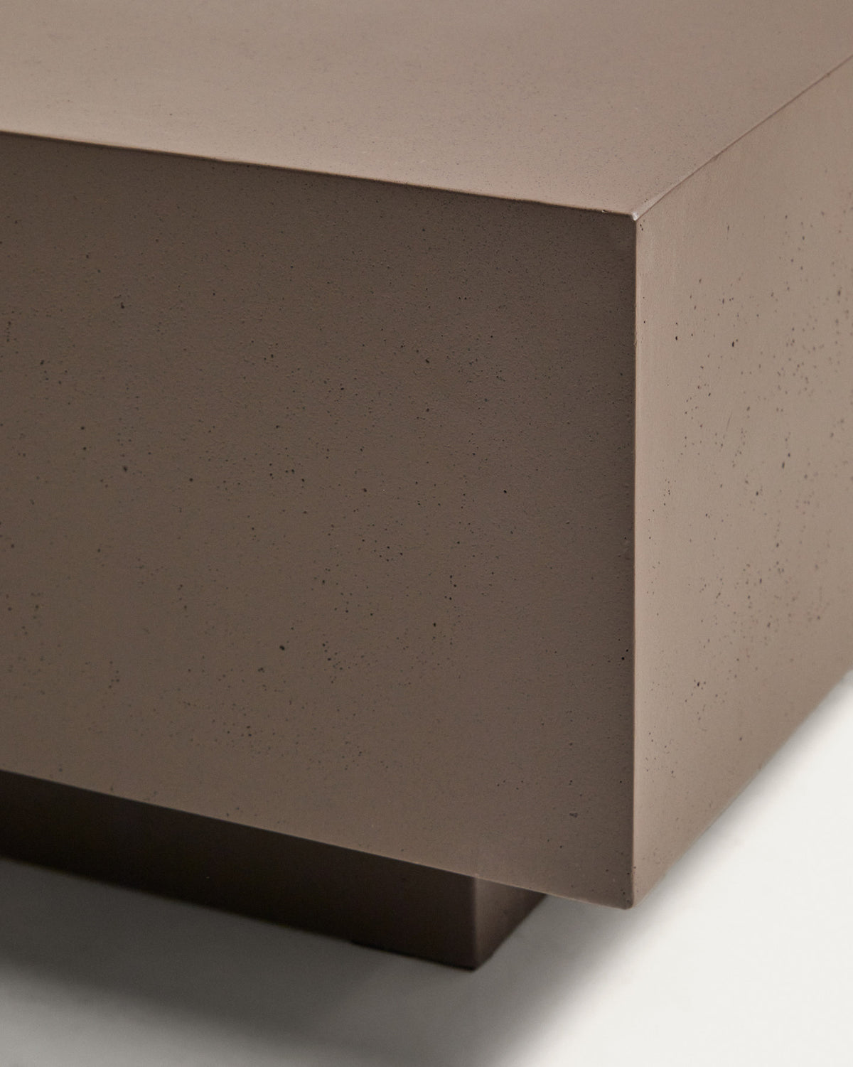 Couchtisch Rustella aus braunem Zement, 80 x 60 cm in Braun, Dunkelbraun präsentiert im Onlineshop von KAQTU Design AG. Loungetisch ist von Kave Home
