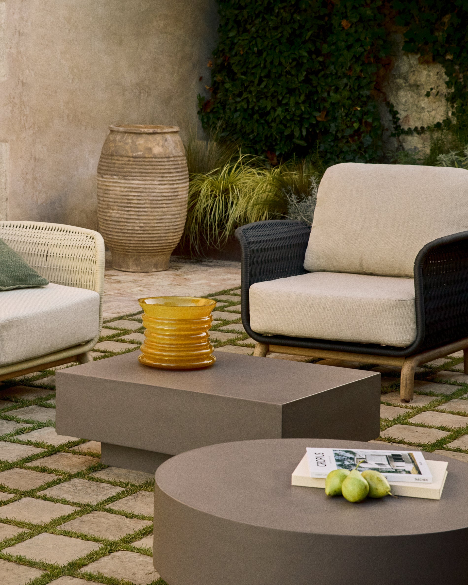 Couchtisch Rustella aus braunem Zement, 80 x 60 cm in Braun präsentiert im Onlineshop von KAQTU Design AG. Loungetisch ist von Kave Home