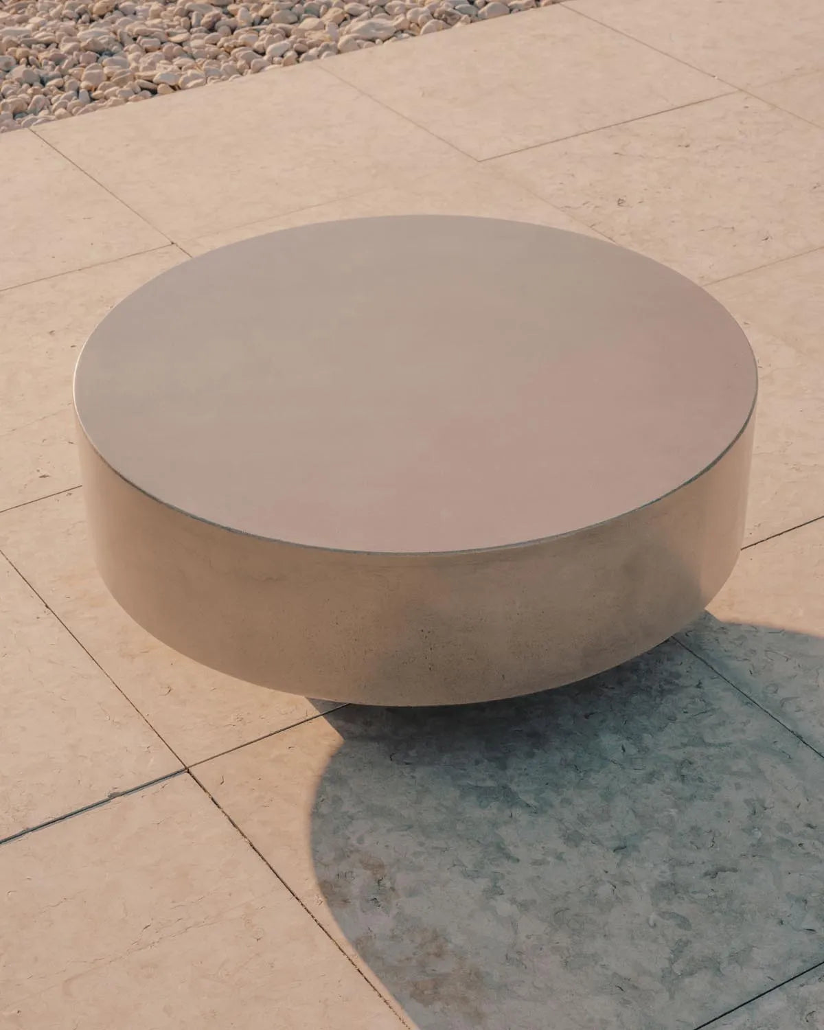 Garbet Zement-Couchtisch Ø 80 cm: Robust, stilvoll, zeitlos.