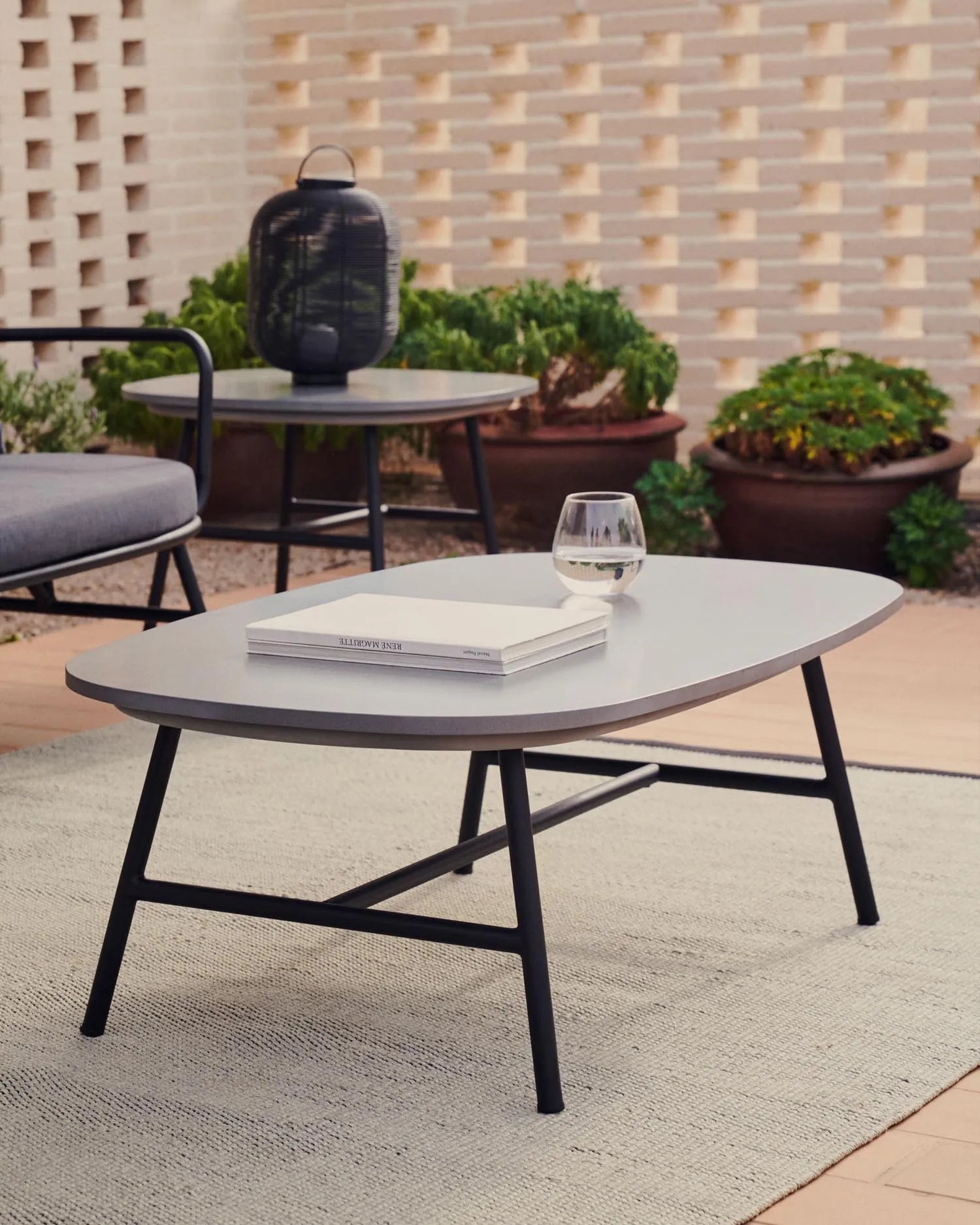 Eleganter Couchtisch aus Stahl und Holz, ideal für Terrassen. Robustes Design mit schwarzem Finish, 100 x 60 cm.