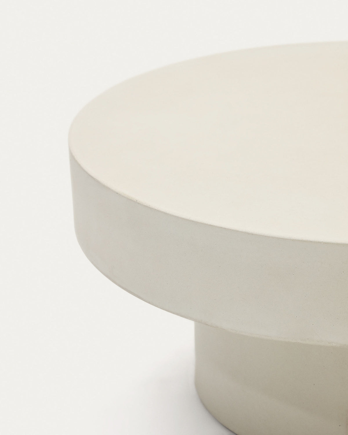 Aiguablava runder Couchtisch aus Zement in Weiss Ø 66 cm in Weiss präsentiert im Onlineshop von KAQTU Design AG. Loungetisch ist von Kave Home