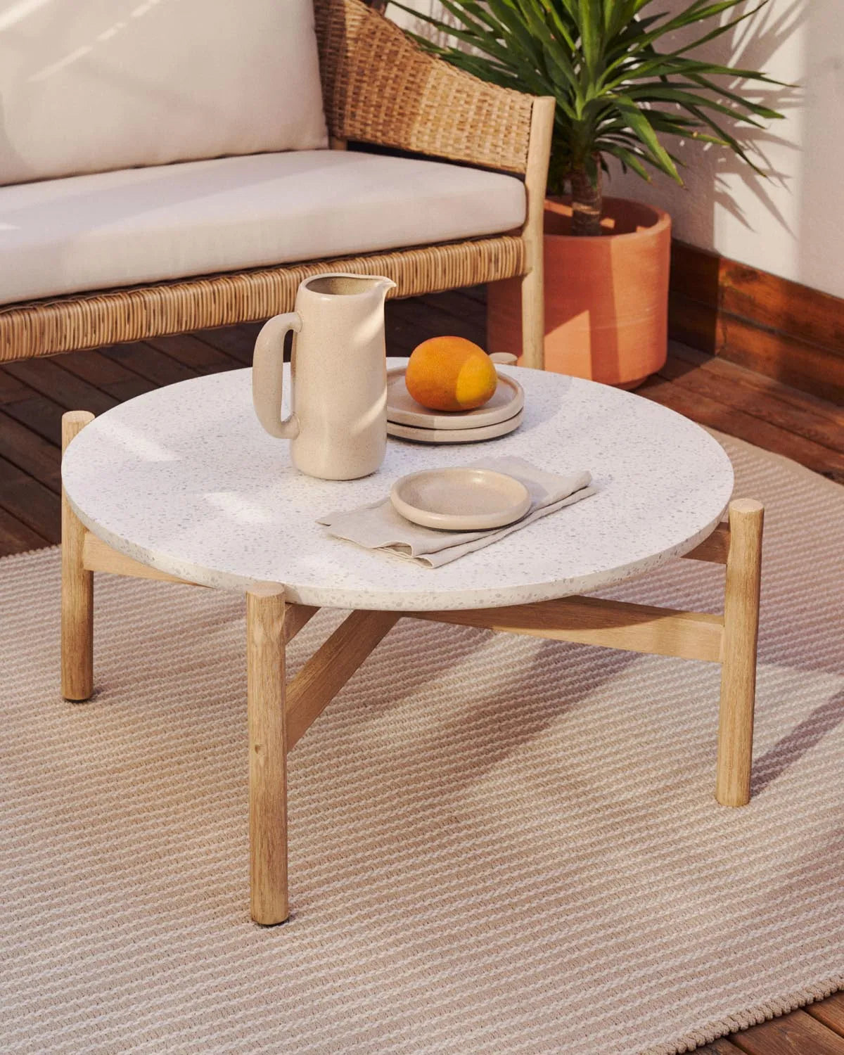 Stilvoller Pola Couchtisch aus Zement & Eukalyptus, Ø 84,4 cm.