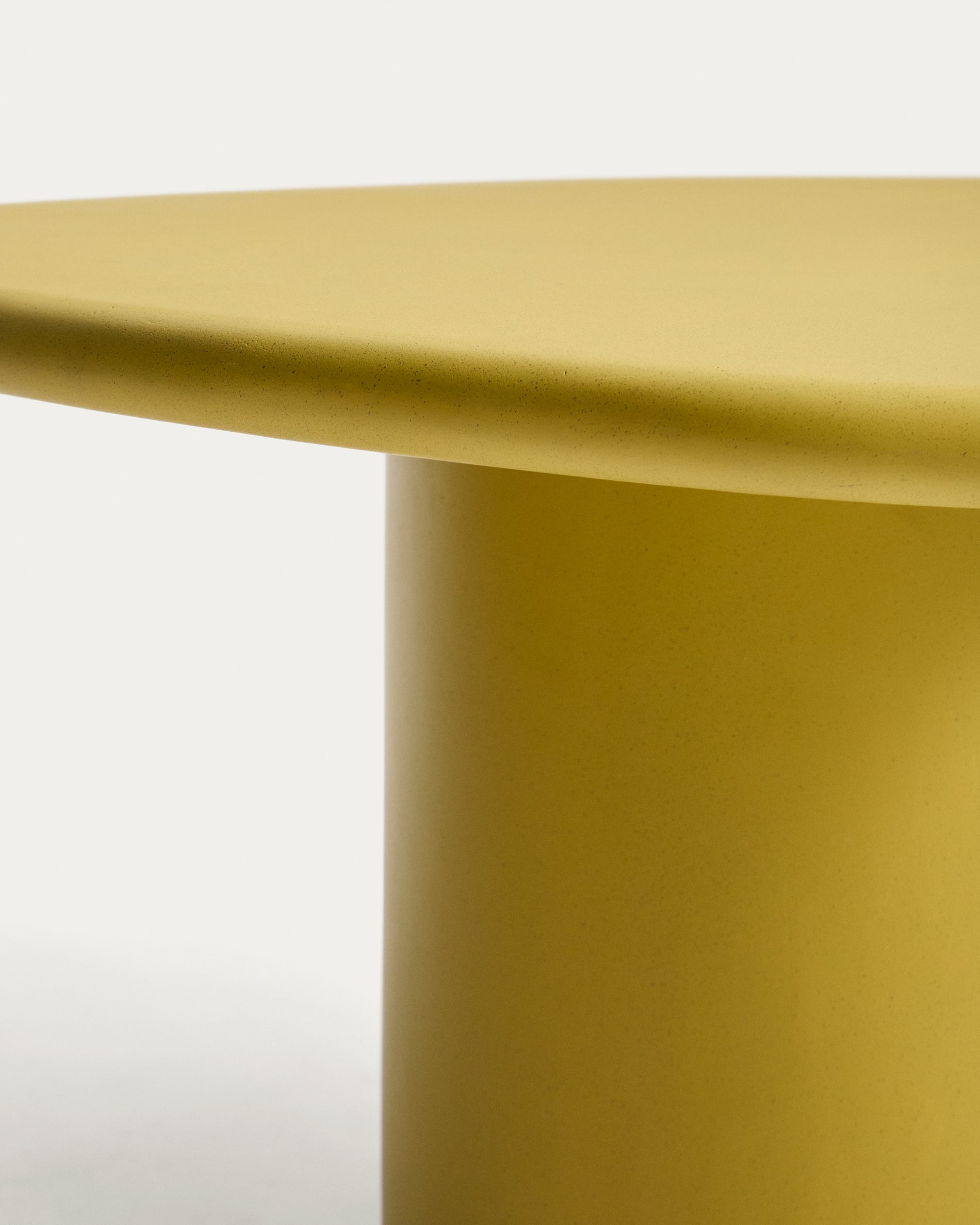 Couchtisch Macarella aus senfgelbem Zement, 83 x 77 cm in Senfgelb präsentiert im Onlineshop von KAQTU Design AG. Loungetisch ist von Kave Home