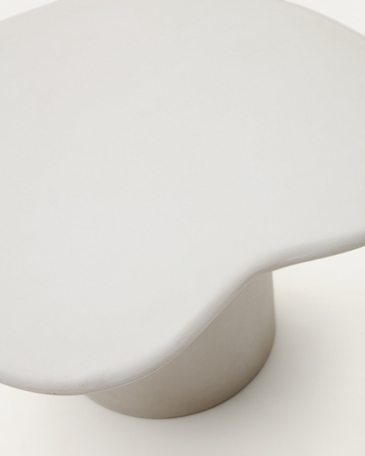 Macarella Couchtisch aus weissem Zement 83 x 77 cm in Weiss präsentiert im Onlineshop von KAQTU Design AG. Loungetisch ist von Kave Home