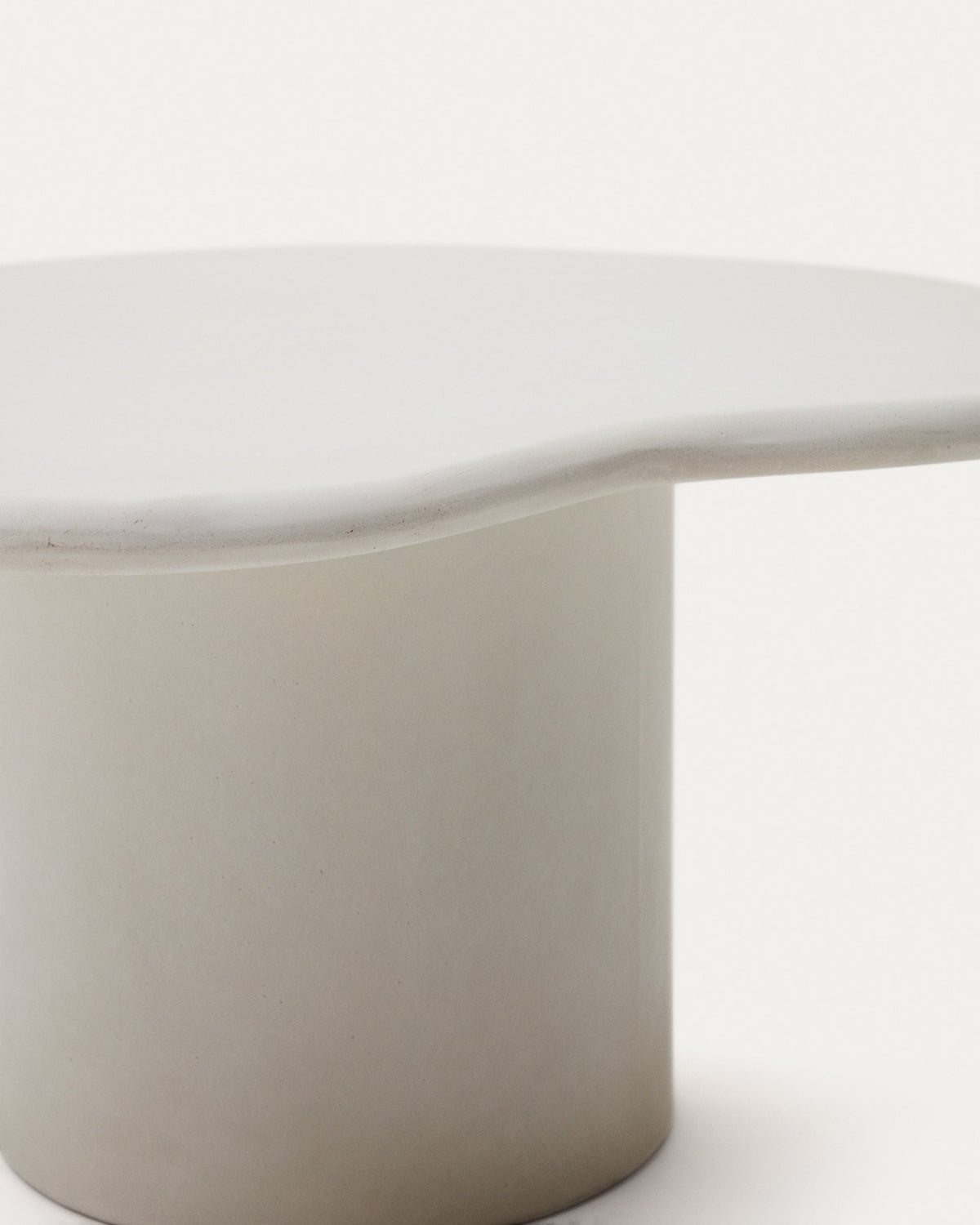 Macarella Couchtisch aus weissem Zement 83 x 77 cm in Weiss präsentiert im Onlineshop von KAQTU Design AG. Loungetisch ist von Kave Home