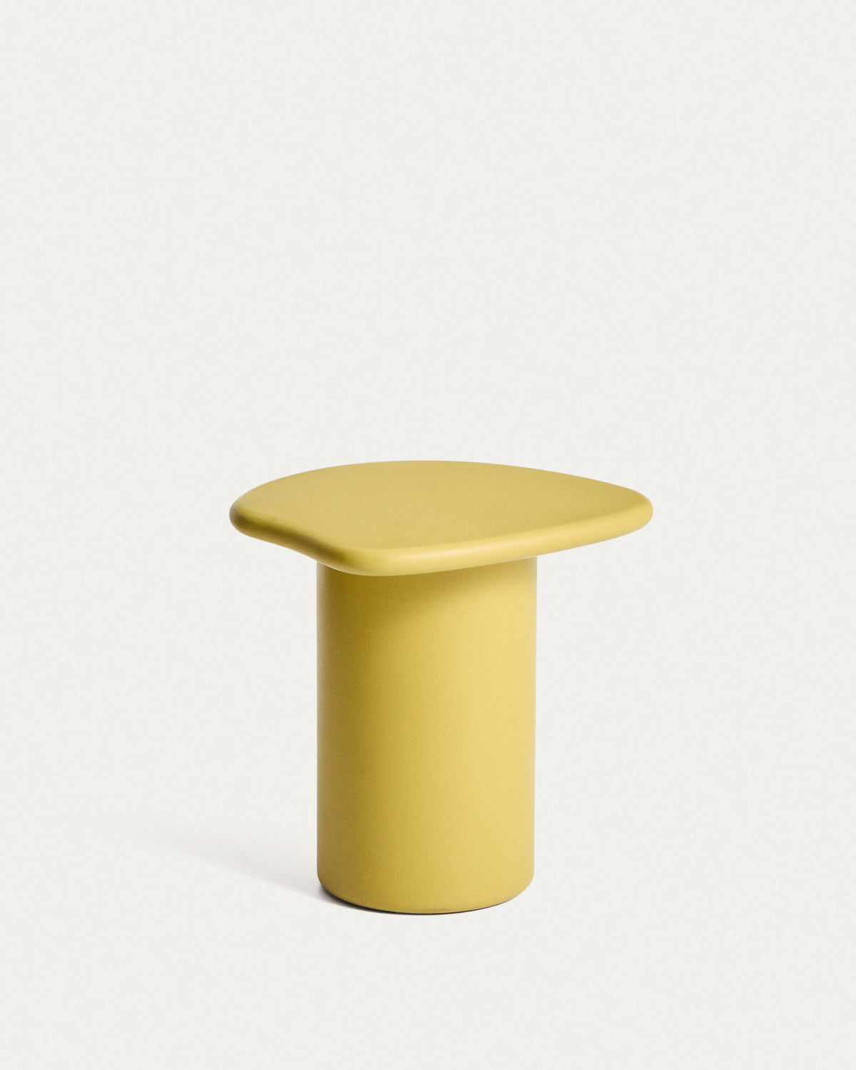 Beistelltisch Macarella aus senfgelbem Zement, 48 x 47 cm in Senfgelb präsentiert im Onlineshop von KAQTU Design AG. Beistelltisch Outdoor ist von Kave Home
