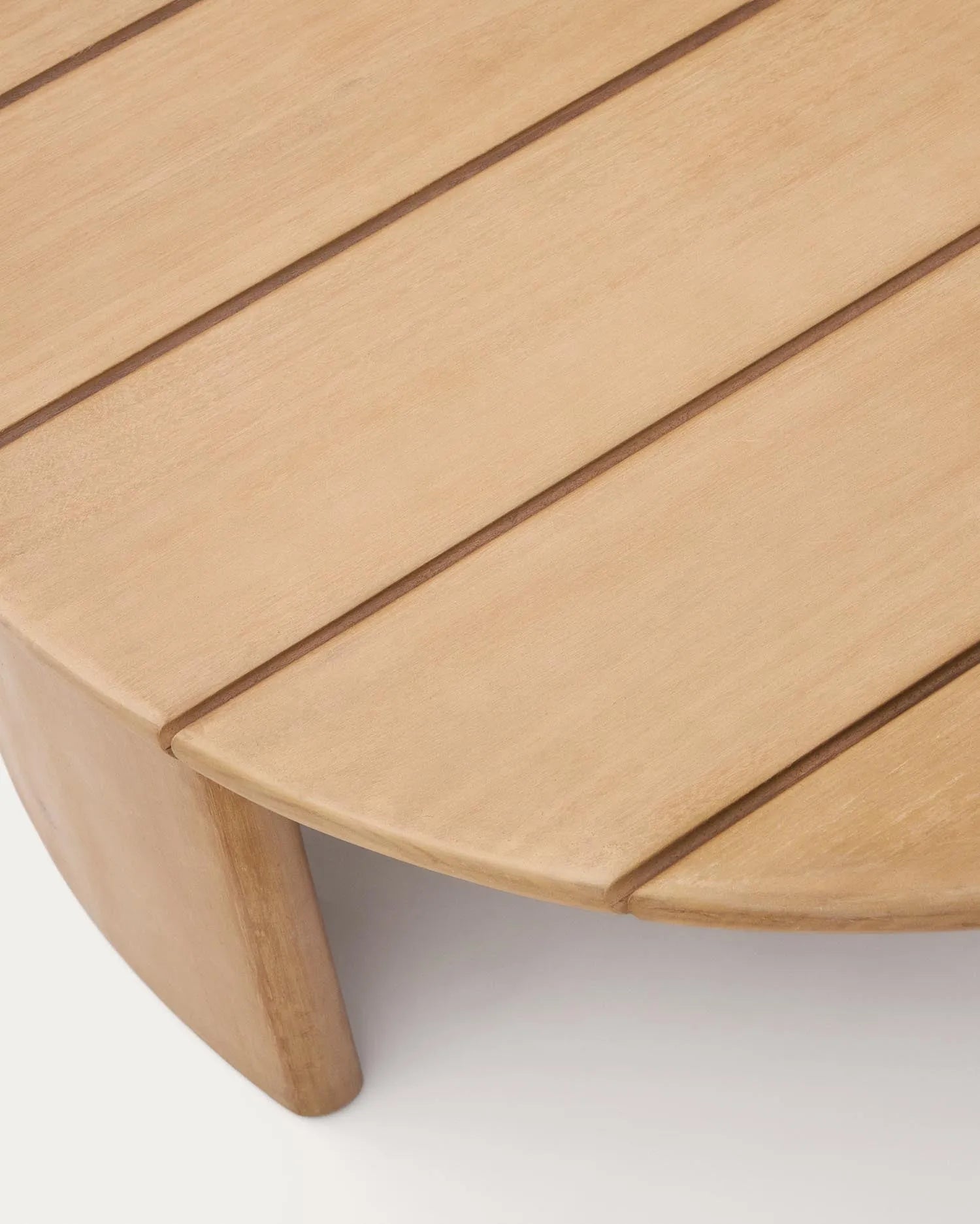 Eleganter Couchtisch aus FSC-zertifiziertem Eukalyptusholz, ideal für stilvolle Outdoor- und Indoor-Bereiche.