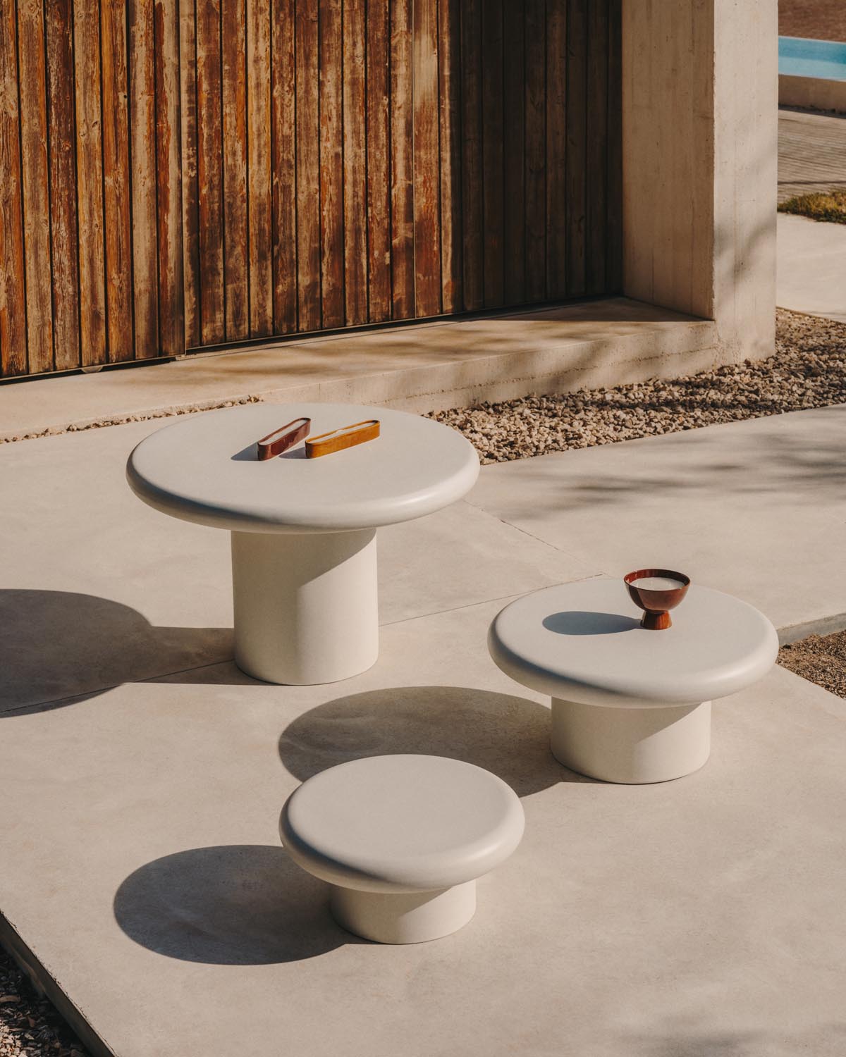 Eleganter Addaia Couchtisch: Weißer Zement, 66 cm, modern & langlebig.
