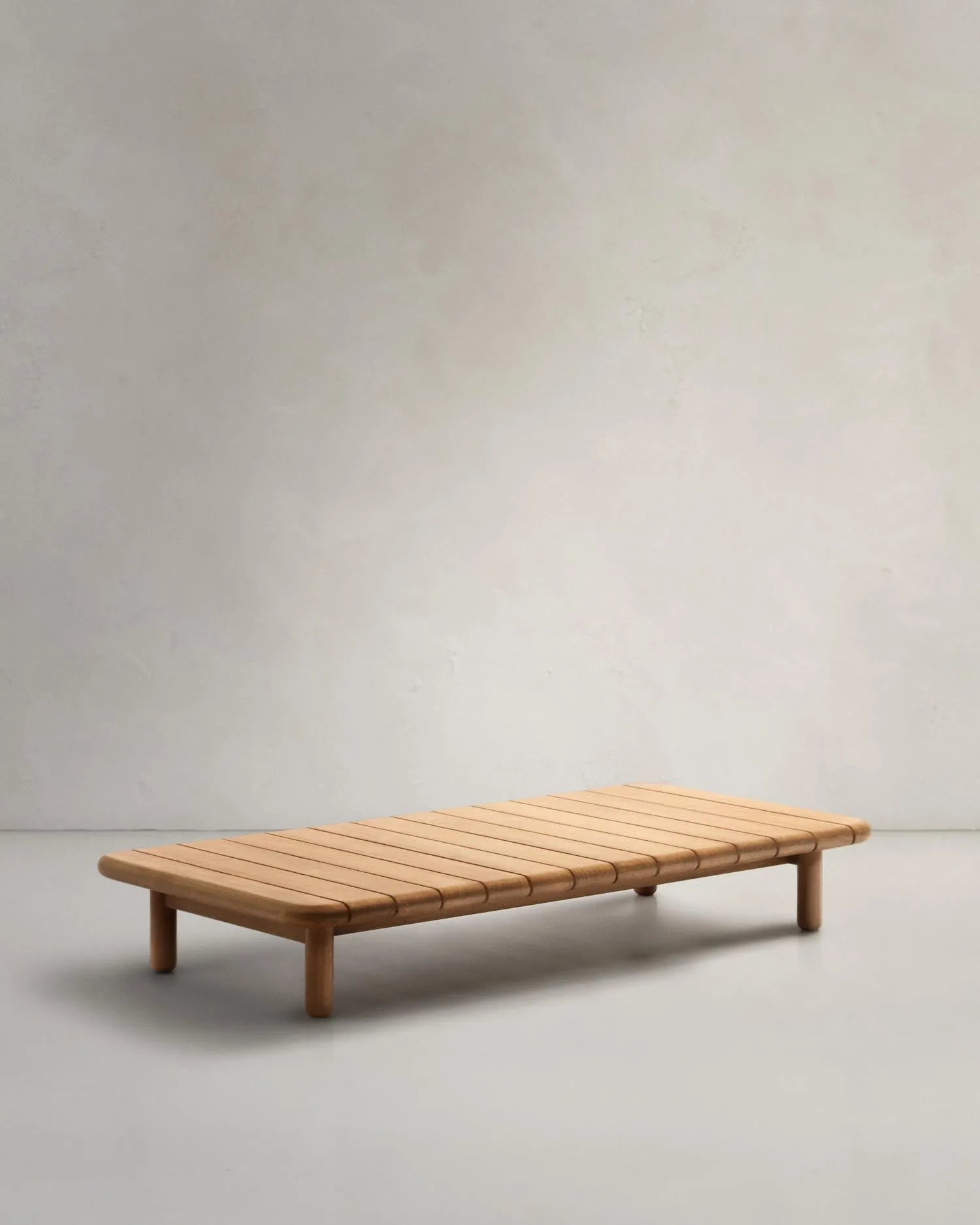 Eleganter Teakholz-Couchtisch, 140x70 cm, FSC-zertifiziert, ideal für stilvolle Outdoor-Bereiche.