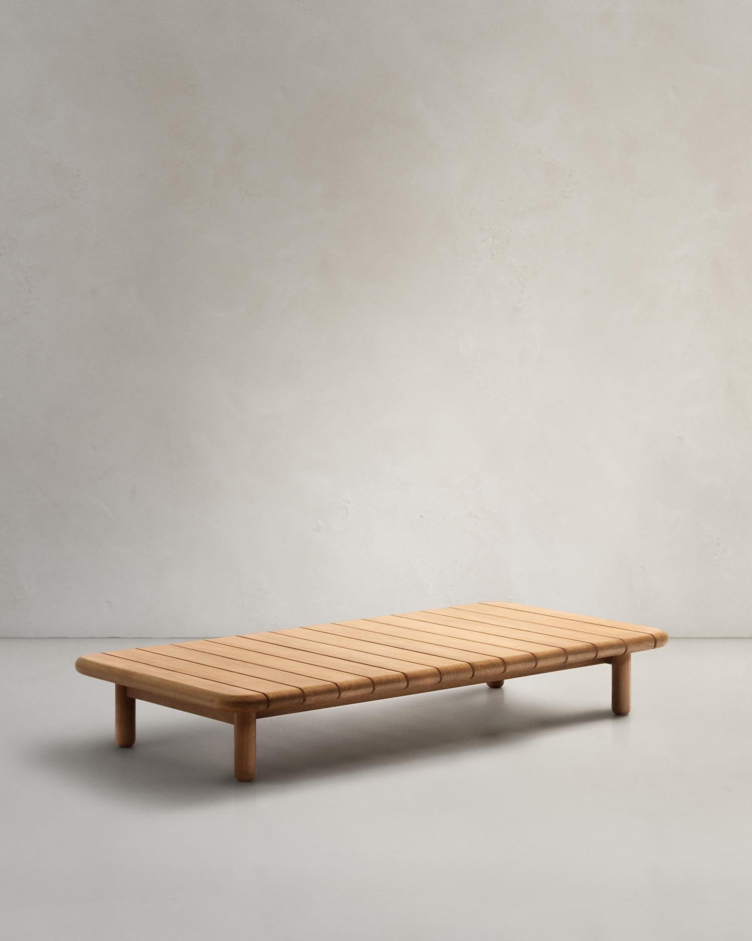 Massiver Teakholz-Couchtisch von Kave Home, FSC-zertifiziert, 140x70 cm. Nachhaltiges Design für stilvolle Wohnräume.