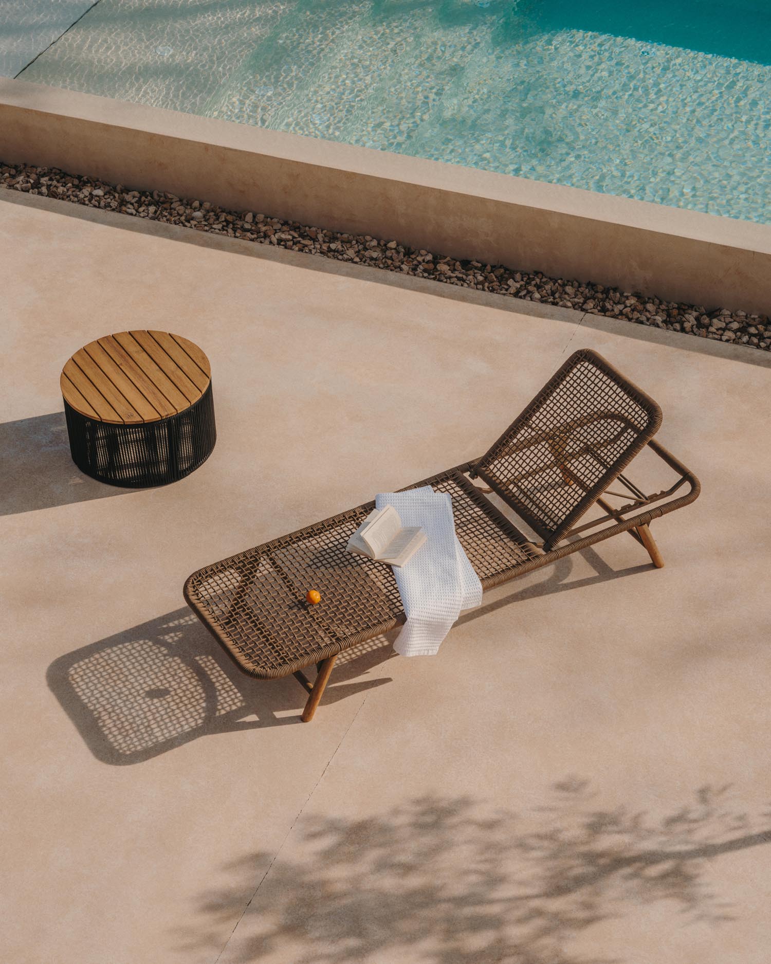 Dandara coffee table made of steel, black wicker, and solid acacia wood Ø70 cm FSC 100