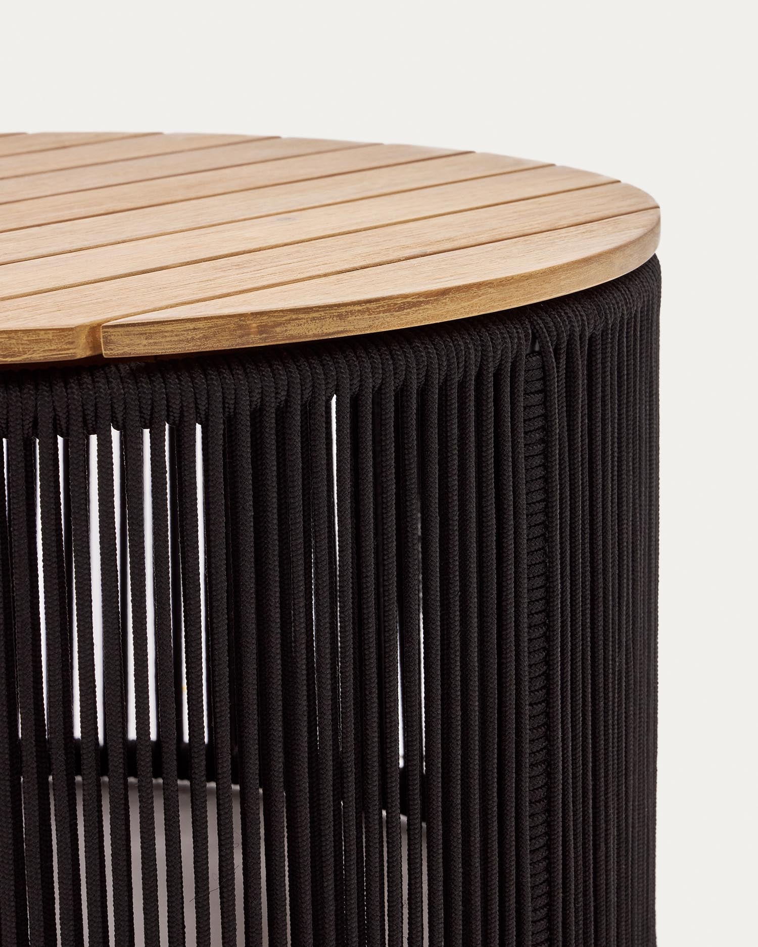 Eleganter Couchtisch Dandara mit Ø70 cm, aus strapazierfähigem Stahl und edlem Akazienholz, ideal für drinnen und draußen.