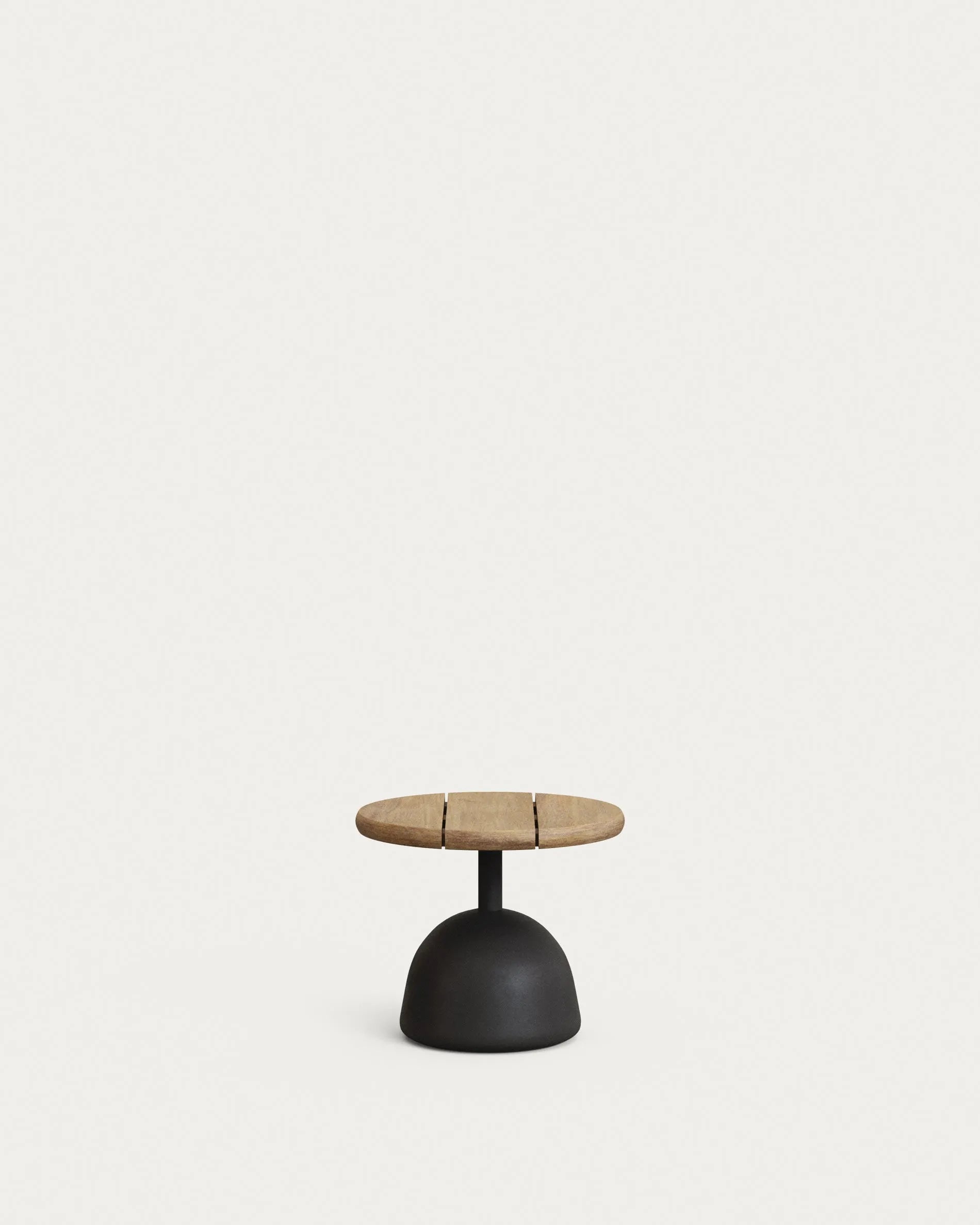 Eleganter Couchtisch mit Akazienholzplatte und Zementfuß, ideal für stilvolle Outdoor-Bereiche.