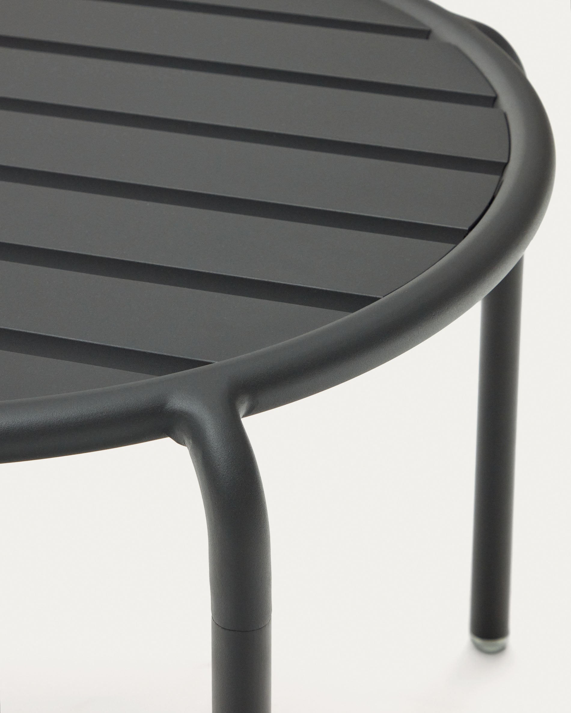 Moderner Gartenbeistelltisch Joncols, Aluminium mit grauem Finish, Ø 60 cm. Stilvoll, langlebig und ideal für den Außenbereich.