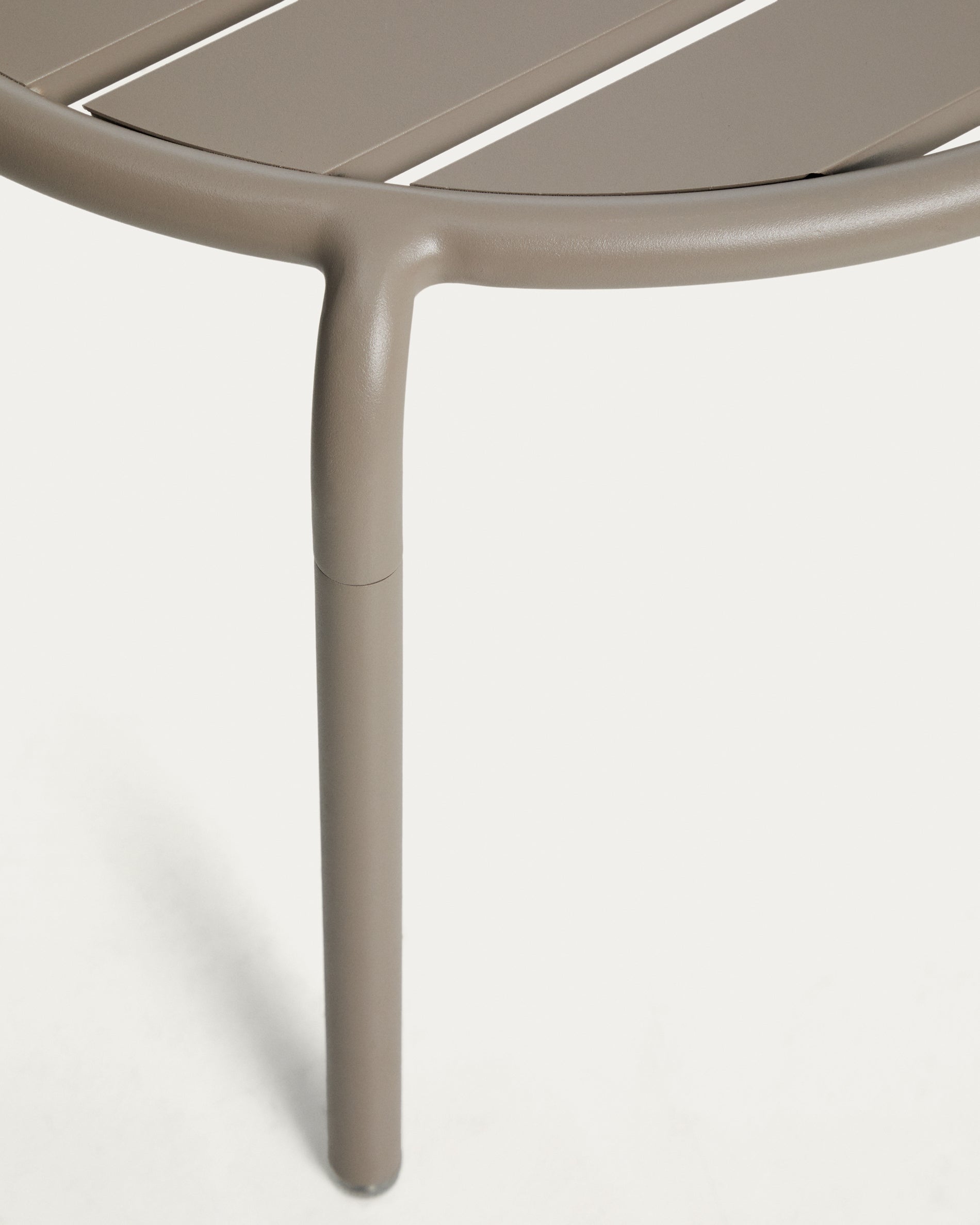 Outdoor-Beistelltisch Joncols aus Aluminium mit taupefarbener Lackierung, Ø 60 cm in Taupe präsentiert im Onlineshop von KAQTU Design AG. Beistelltisch Outdoor ist von Kave Home