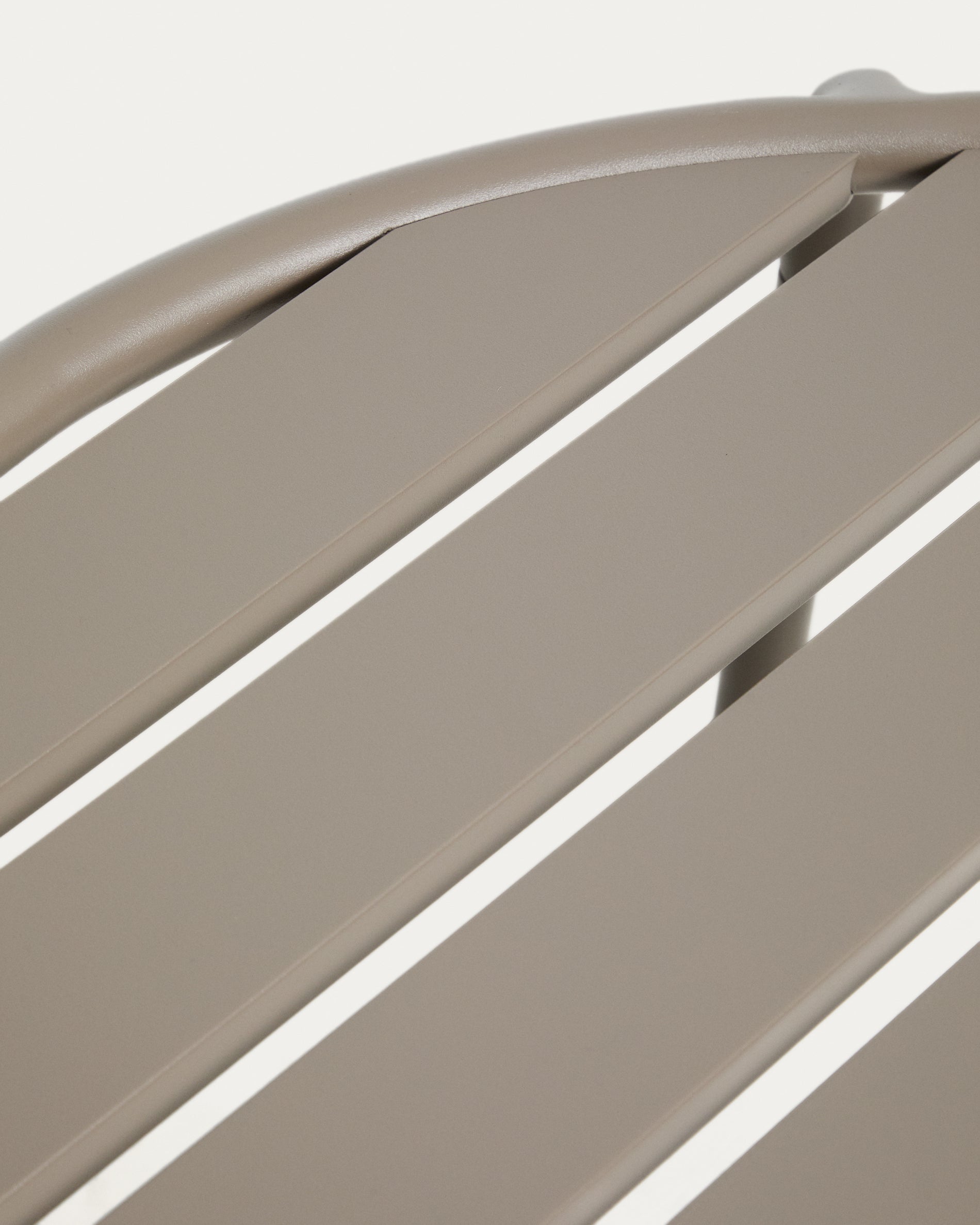 Outdoor-Beistelltisch Joncols aus Aluminium mit taupefarbener Lackierung, Ø 60 cm in Taupe präsentiert im Onlineshop von KAQTU Design AG. Beistelltisch Outdoor ist von Kave Home